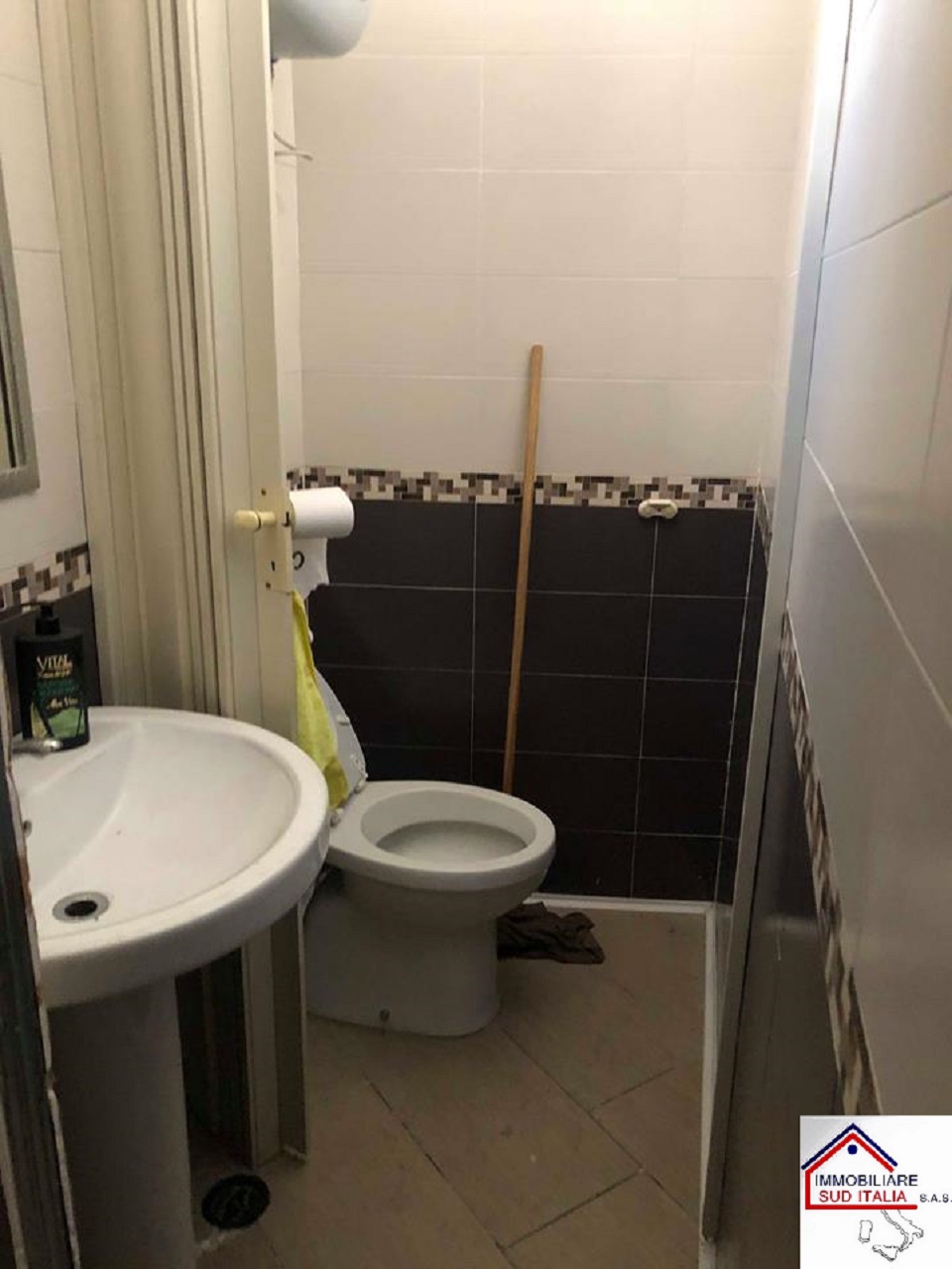 Locale commerciale in affitto a Giugliano in Campania