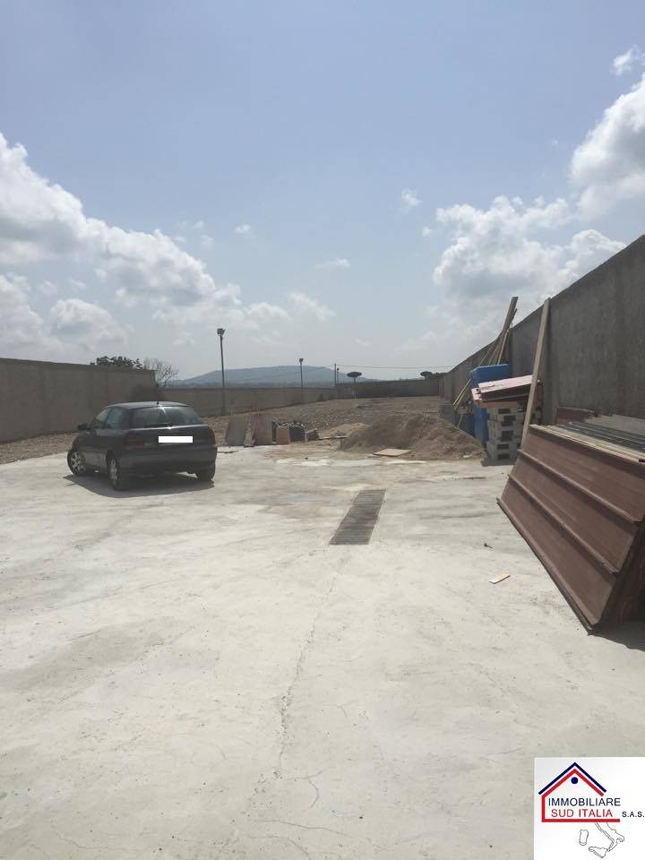 Capannone in affitto a Giugliano in Campania, Varcaturo