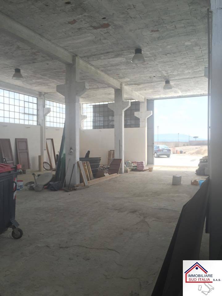 Capannone in affitto a Giugliano in Campania, Varcaturo