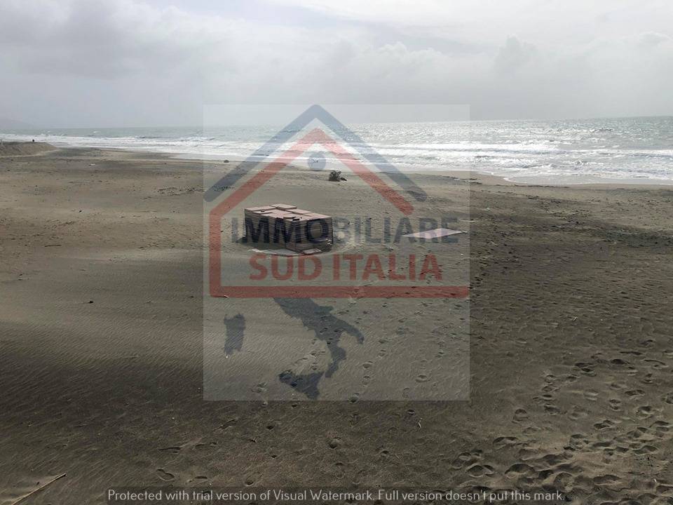 Locale commerciale in vendita a Minturno, Scauri