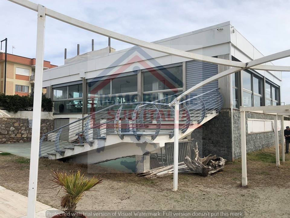 Locale commerciale in vendita a Minturno, Scauri