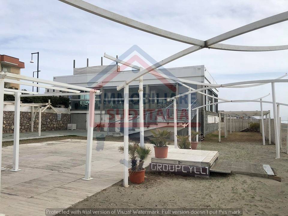 Locale commerciale in vendita a Minturno, Scauri