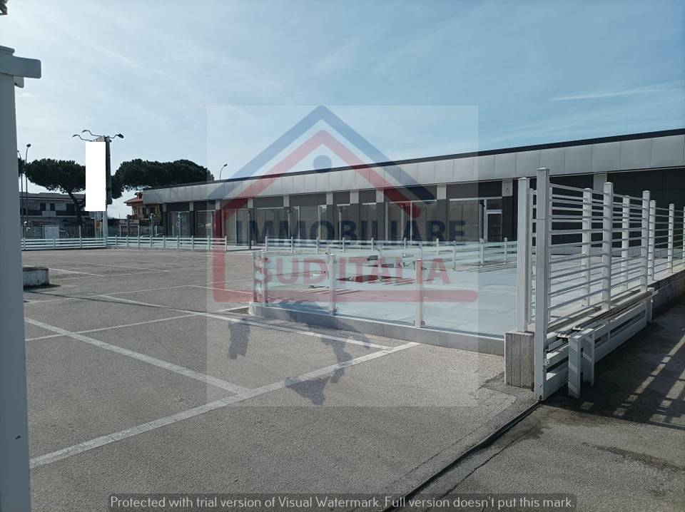 Locale commerciale in affitto a Giugliano in Campania