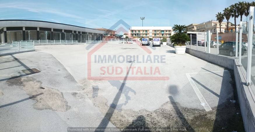 Locale commerciale in affitto a Giugliano in Campania