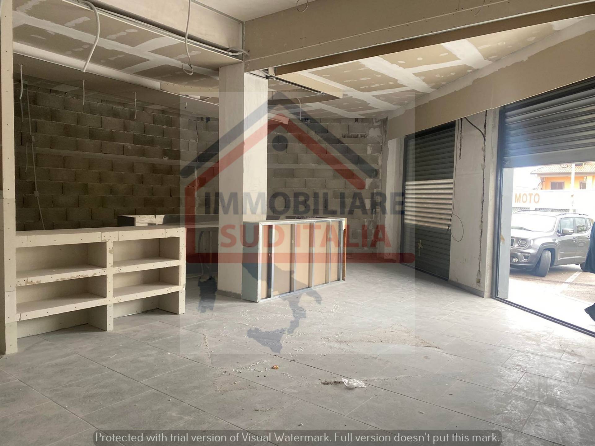 Locale commerciale in vendita a Giugliano in Campania, Varcaturo