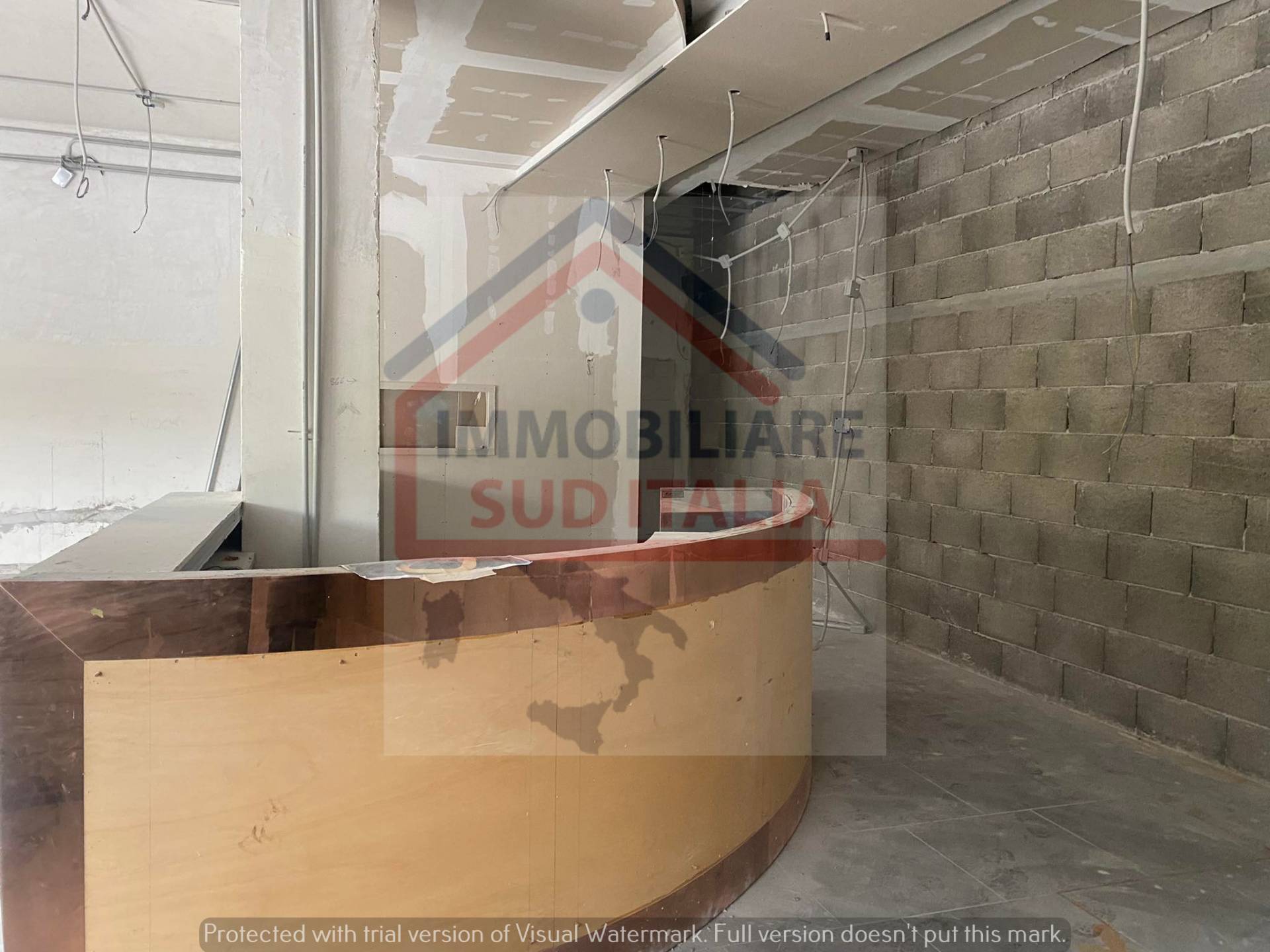 Locale commerciale in vendita a Giugliano in Campania, Varcaturo