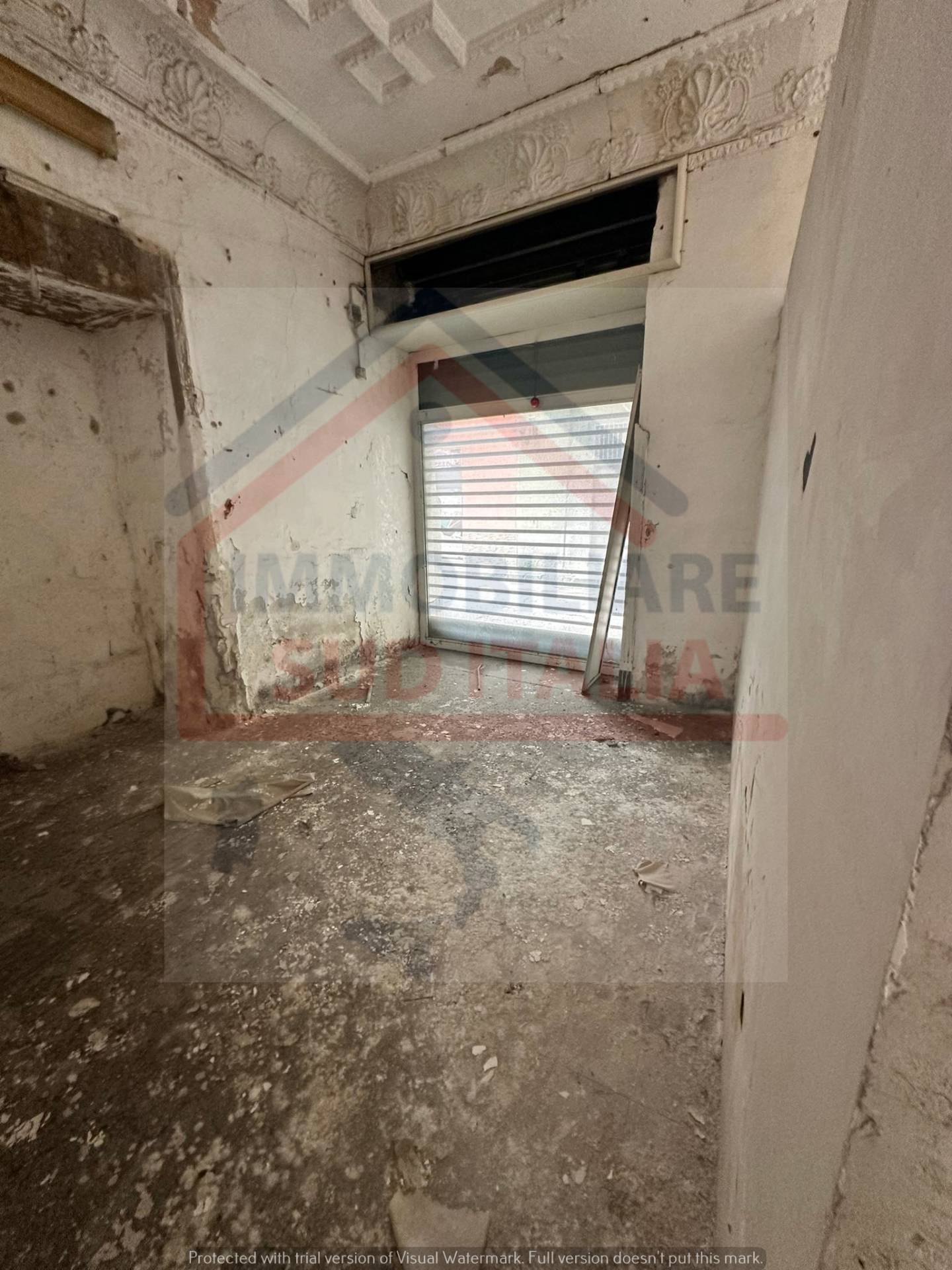 Locale commerciale in vendita a Napoli, Secondigliano