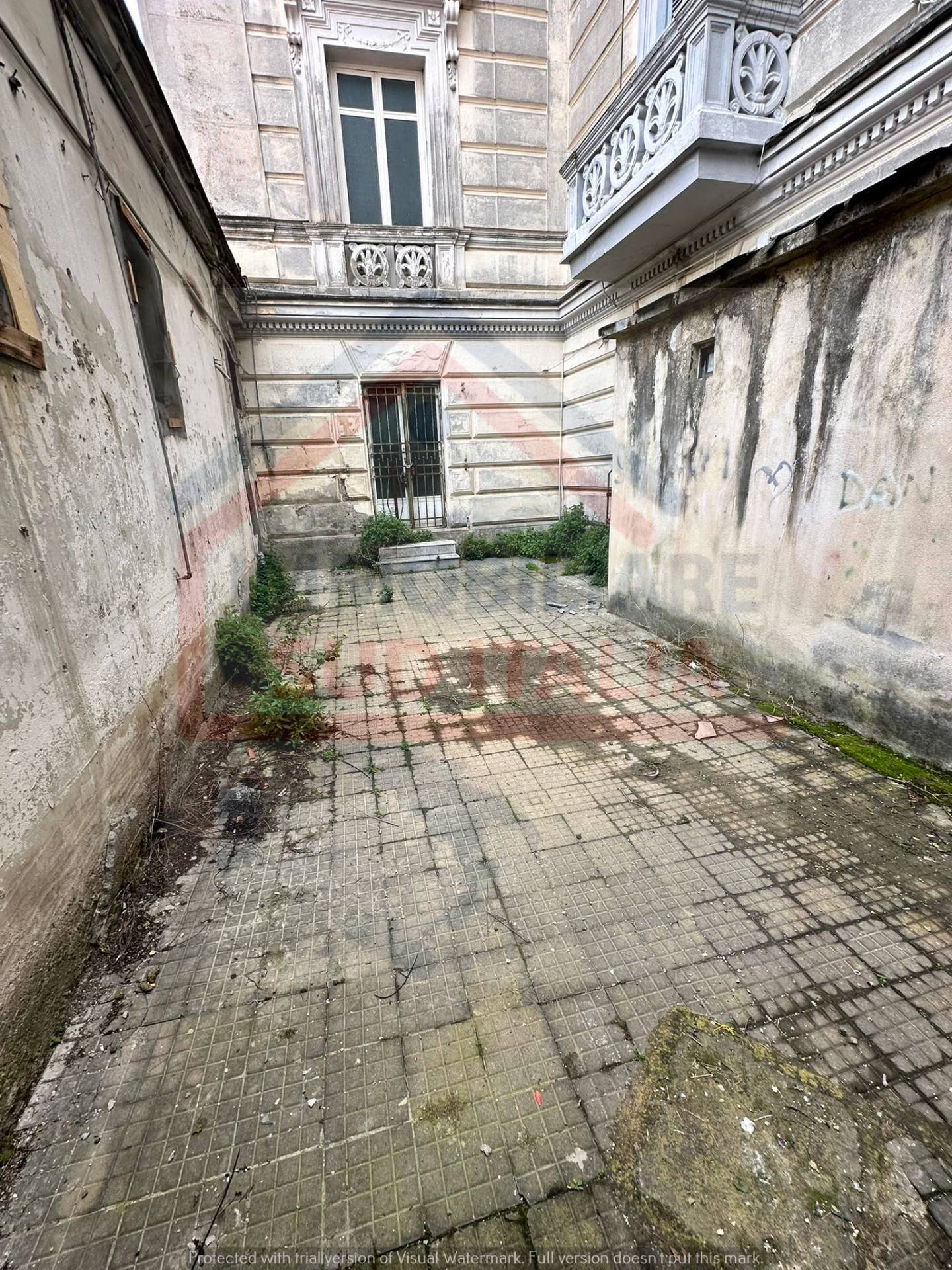 Locale commerciale in vendita a Napoli, Secondigliano