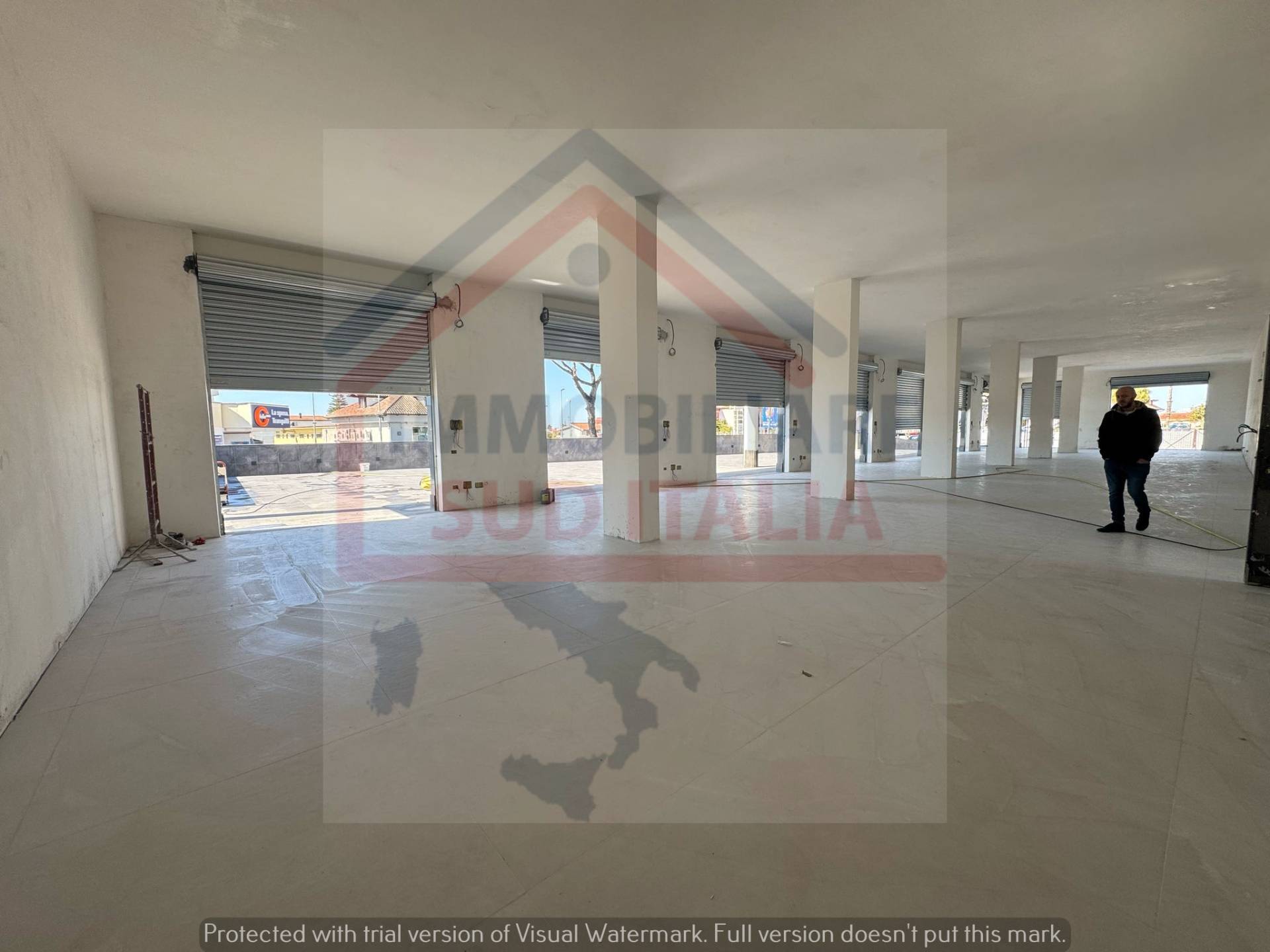 Locale commerciale in affitto a Giugliano in Campania, Varcaturo