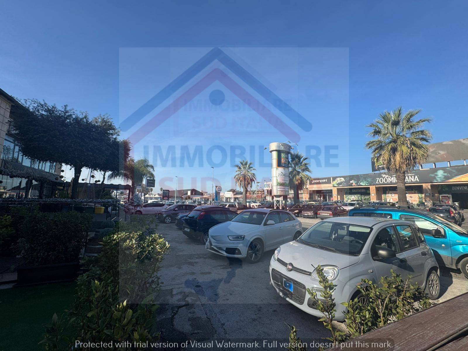 Locale commerciale in vendita a Giugliano in Campania, Varcaturo