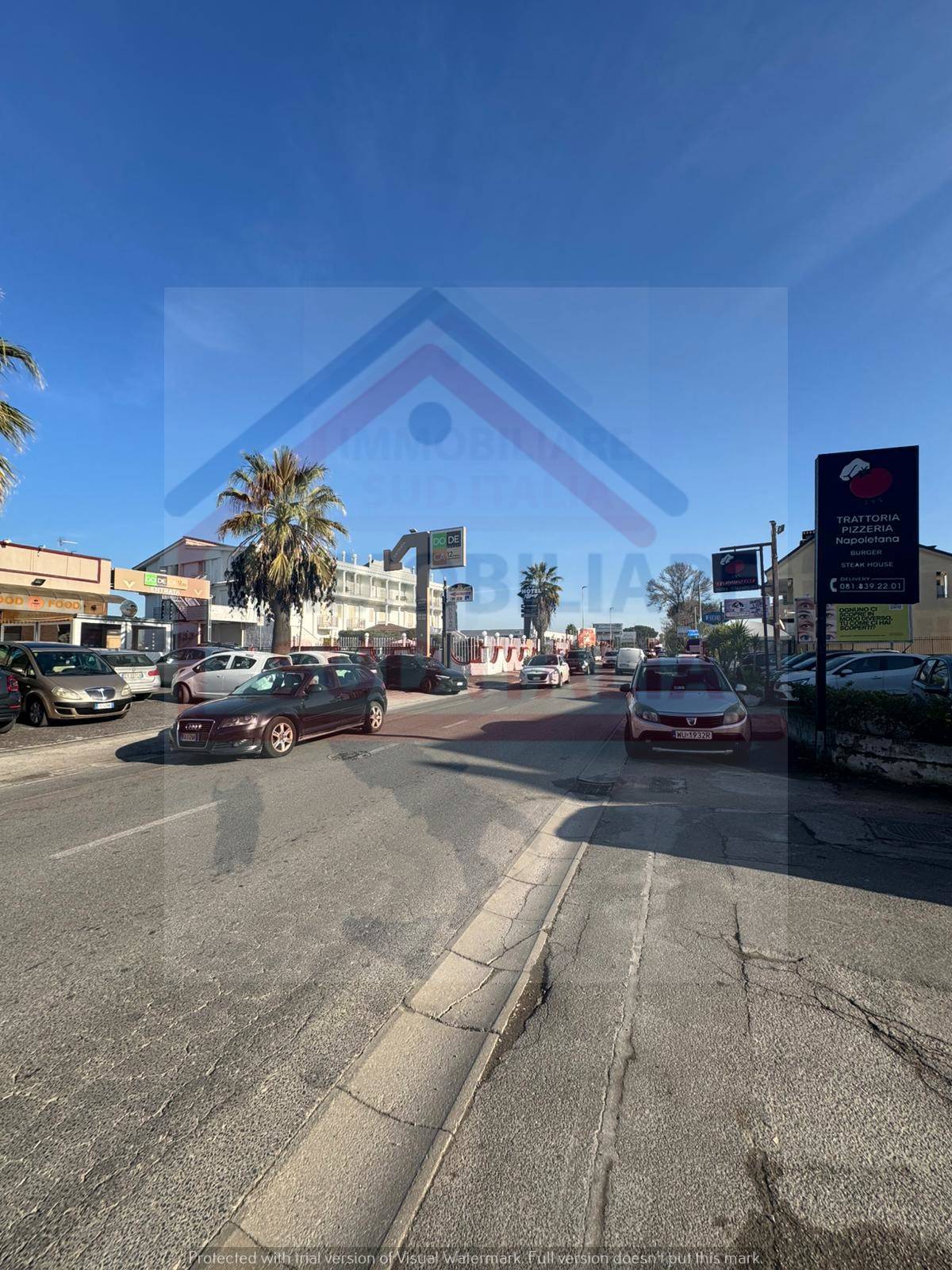 Locale commerciale in vendita a Giugliano in Campania, Varcaturo