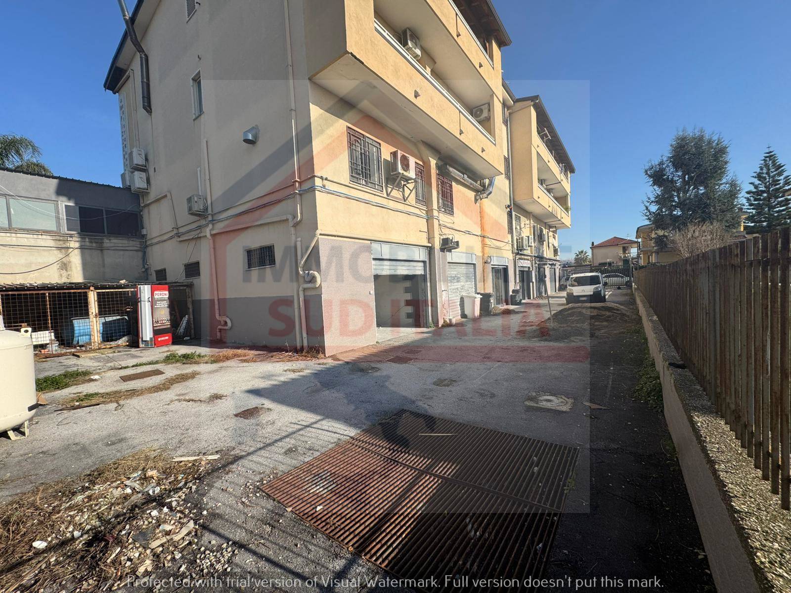 Locale commerciale in vendita a Giugliano in Campania, Varcaturo