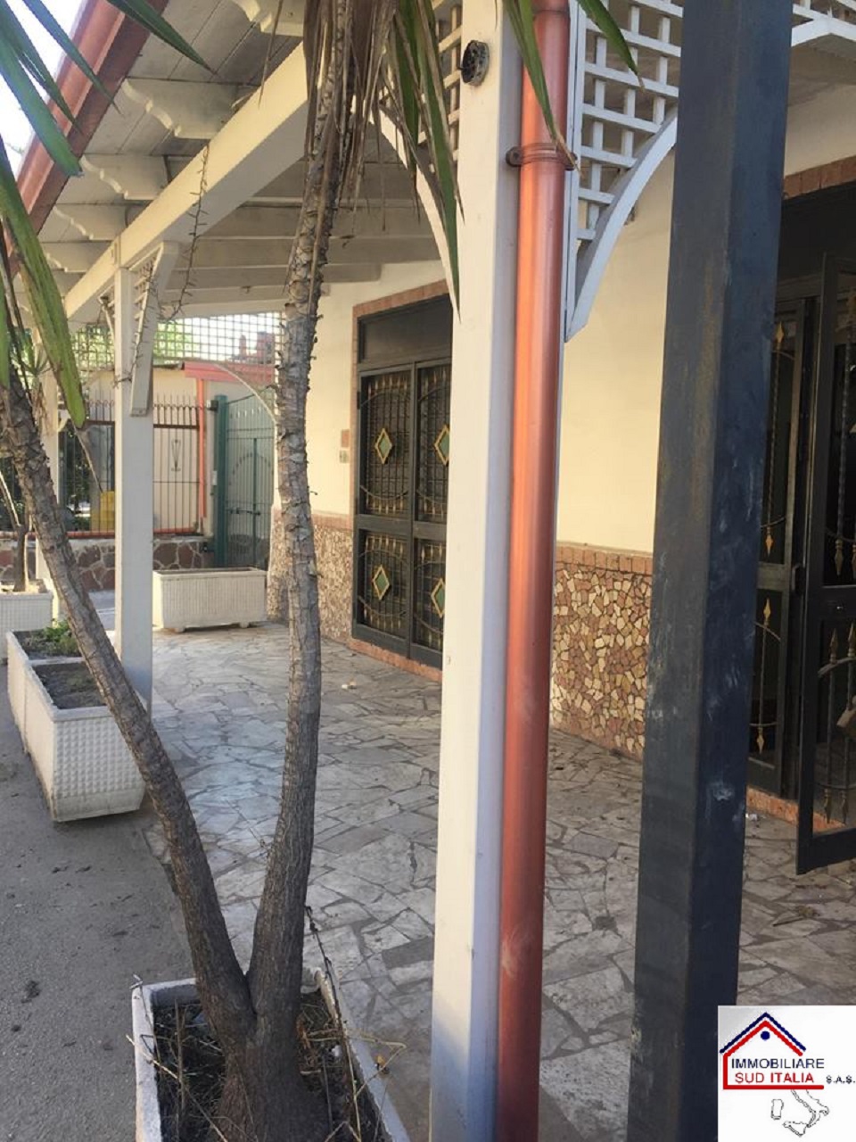 Locale commerciale in vendita a Parete