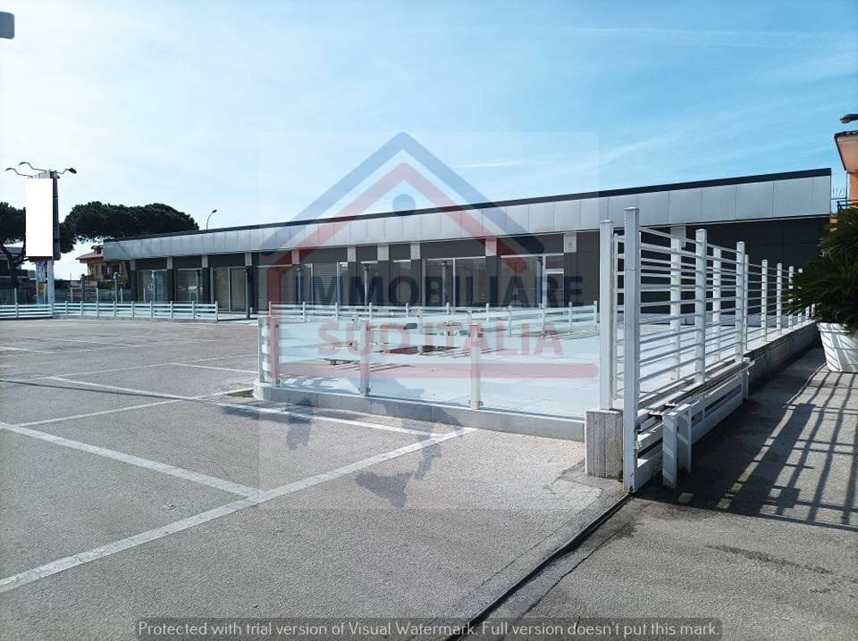 Locale commerciale in affitto a Giugliano in Campania