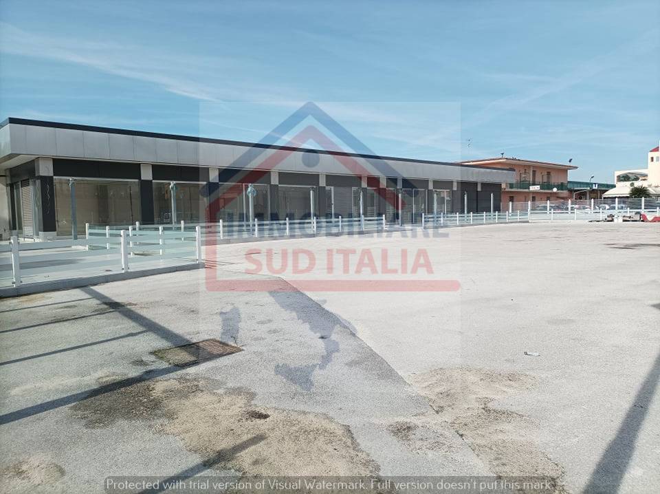 Locale commerciale in affitto a Giugliano in Campania