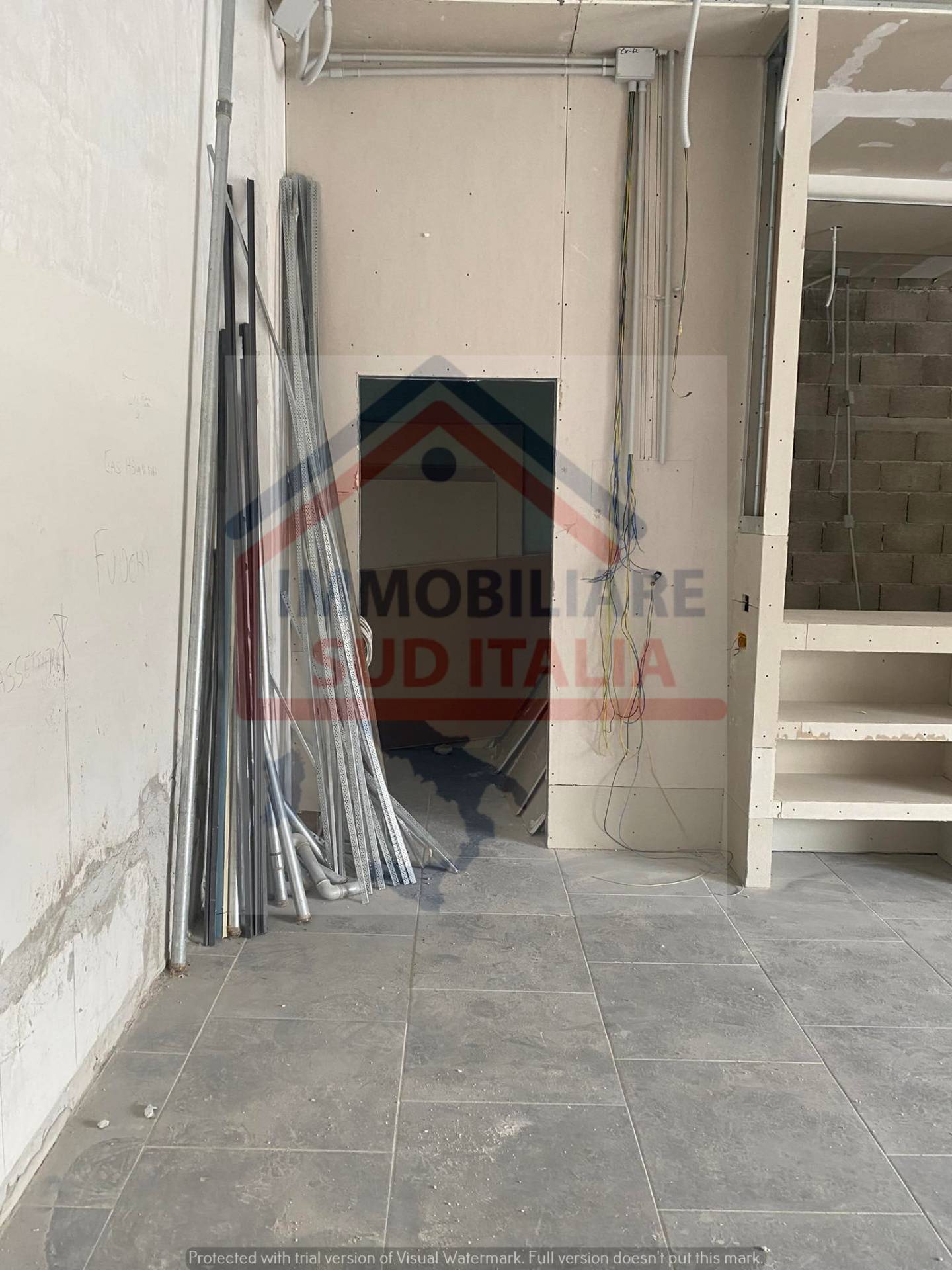 Locale commerciale in vendita a Giugliano in Campania, Varcaturo