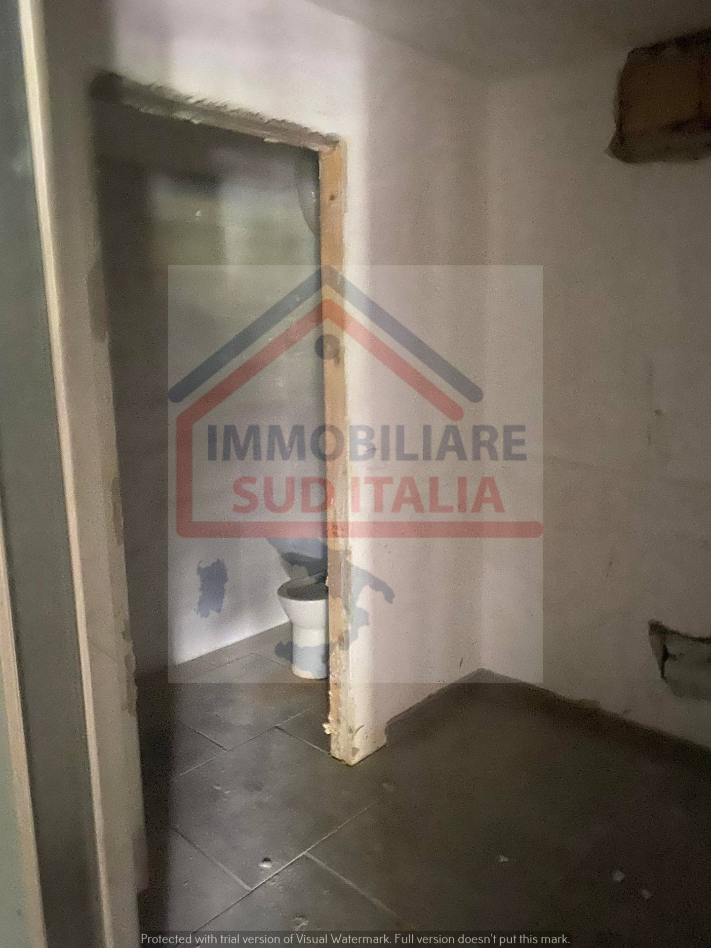 Locale commerciale in vendita a Giugliano in Campania, Varcaturo