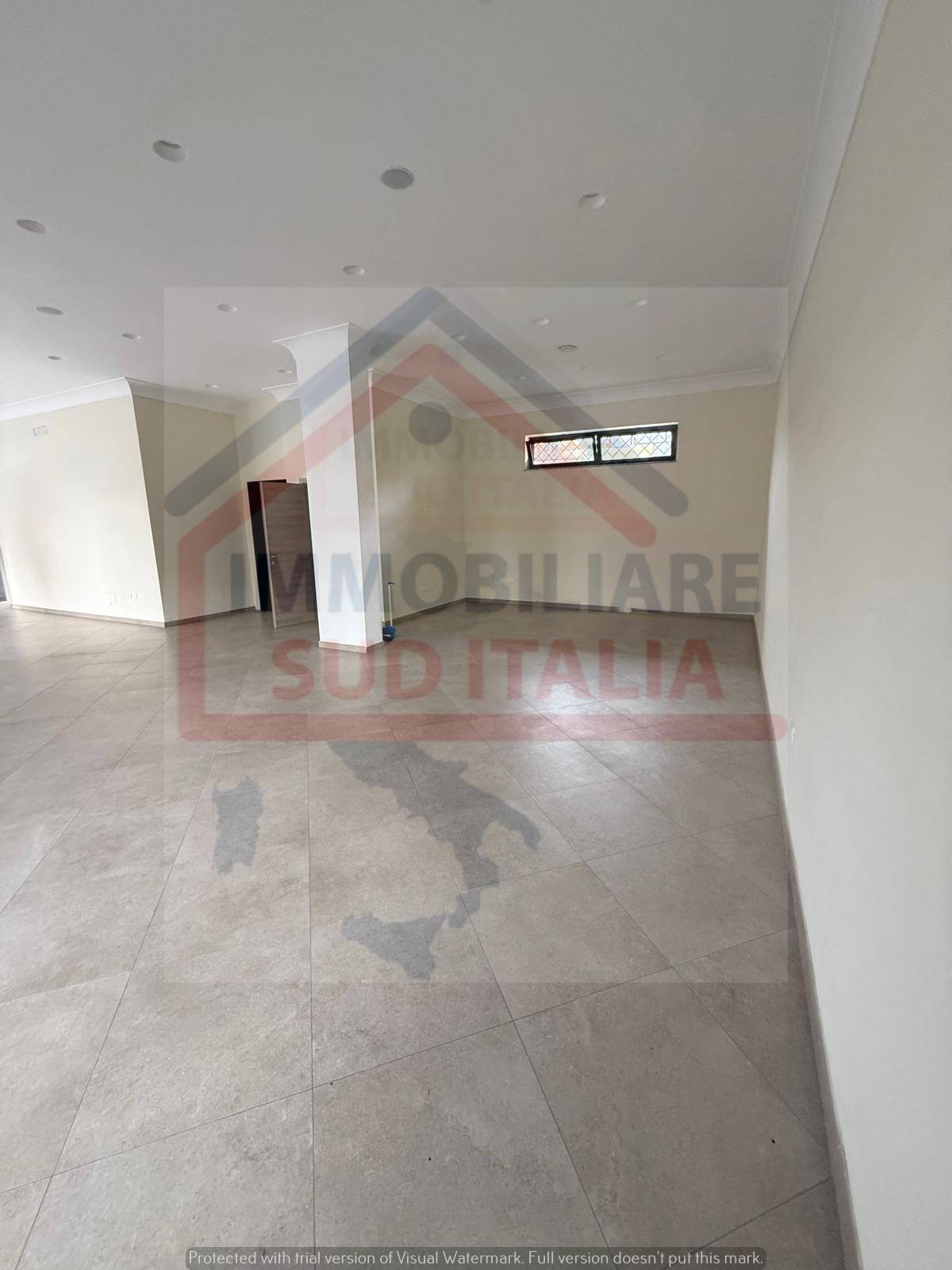 Locale commerciale in affitto a Giugliano in Campania