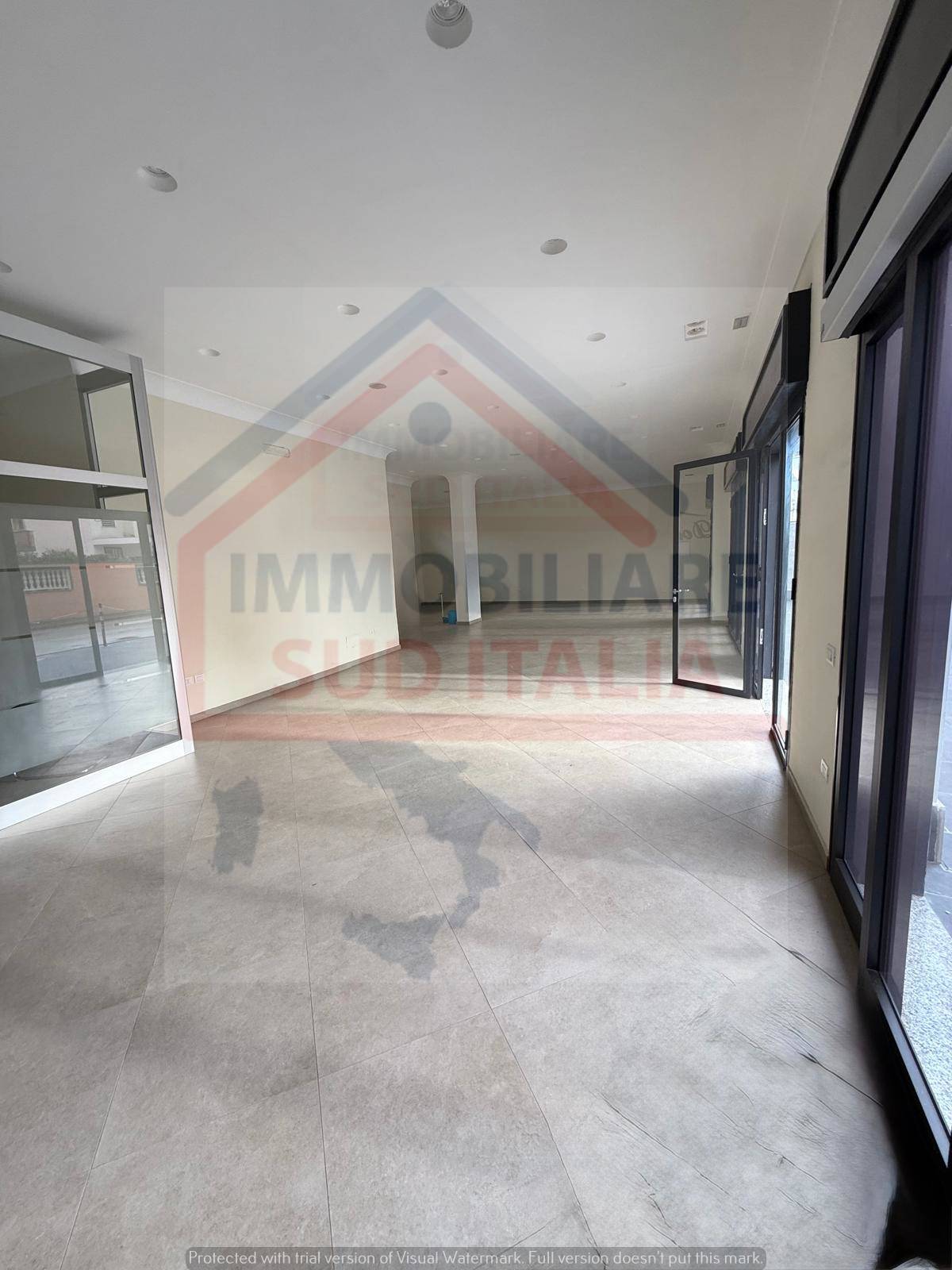 Locale commerciale in affitto a Giugliano in Campania