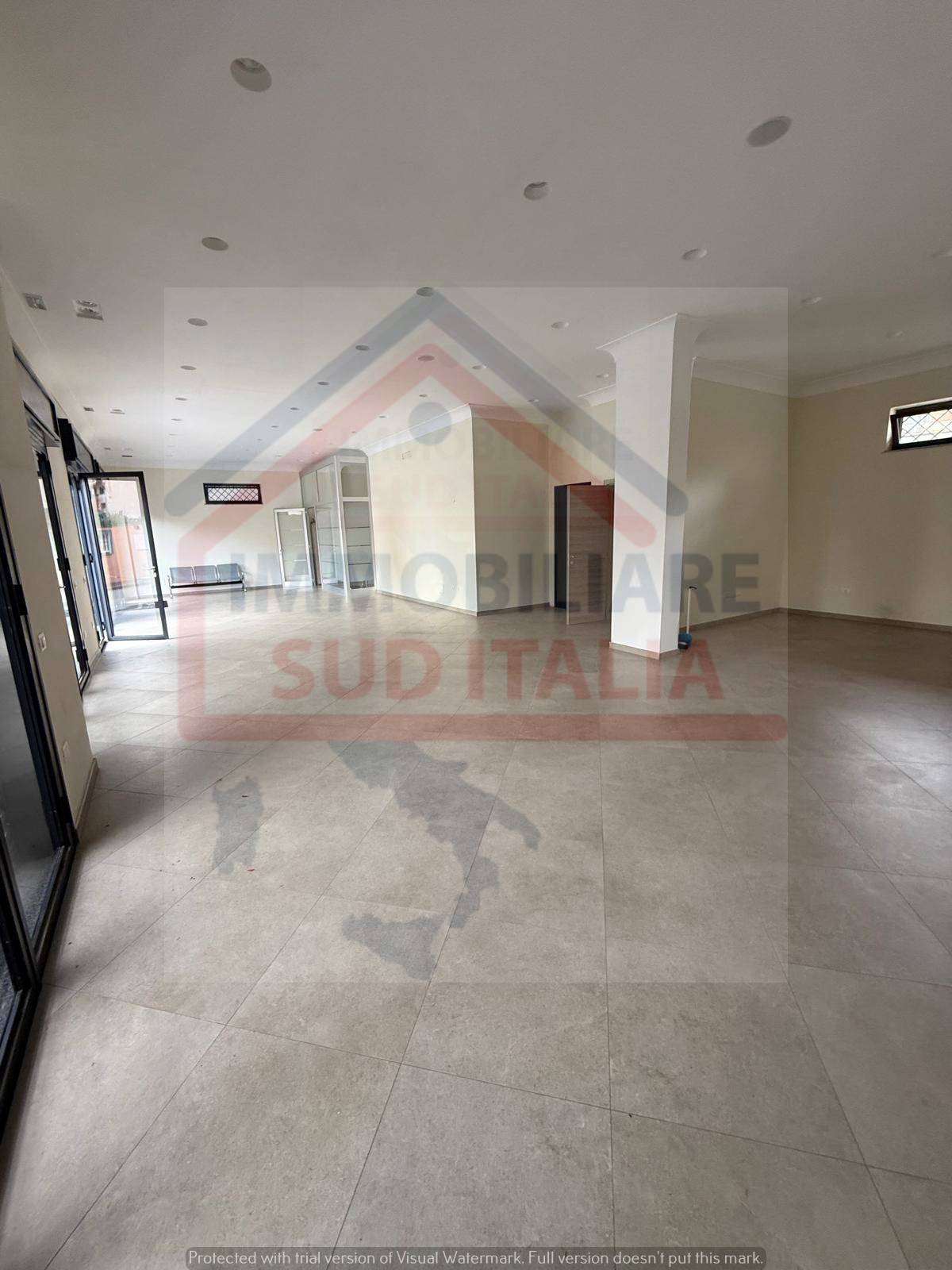 Locale commerciale in affitto a Giugliano in Campania