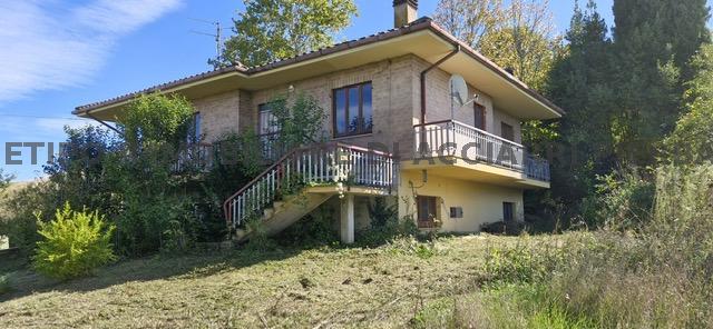 Casa indipendente con giardino in val menocchia, Carassai