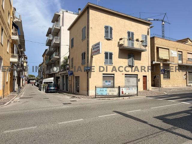 Locale commerciale in vendita in angolo via garibaldi, Cupra Marittima