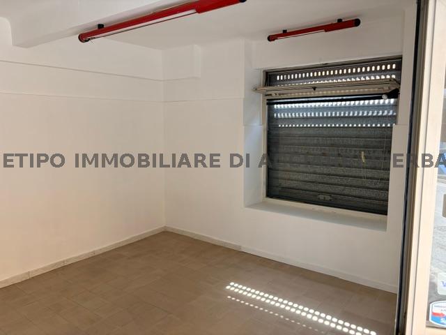 Locale commerciale in vendita in angolo via garibaldi, Cupra Marittima