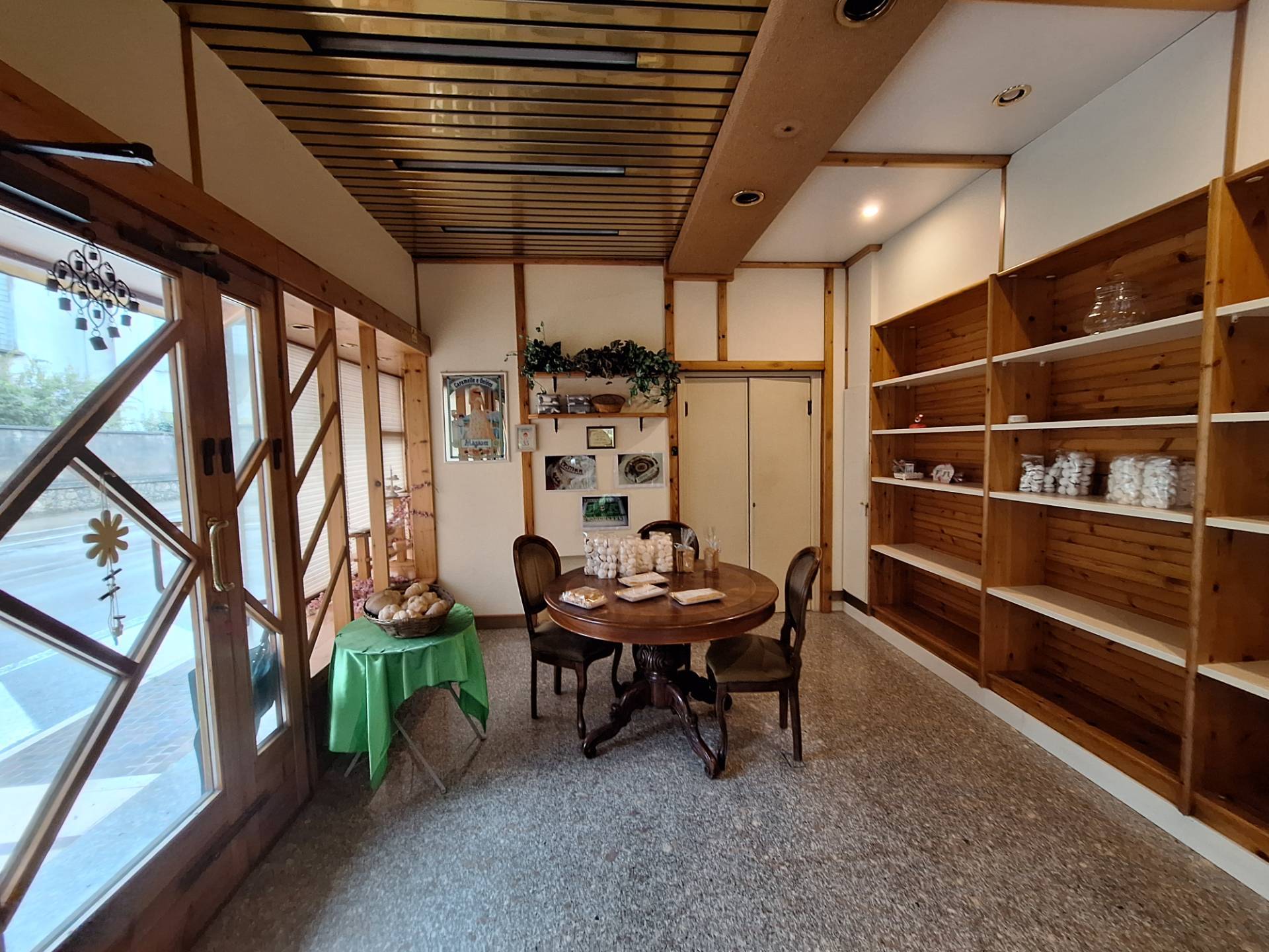 Locale commerciale in vendita a Montebelluna, Guarda