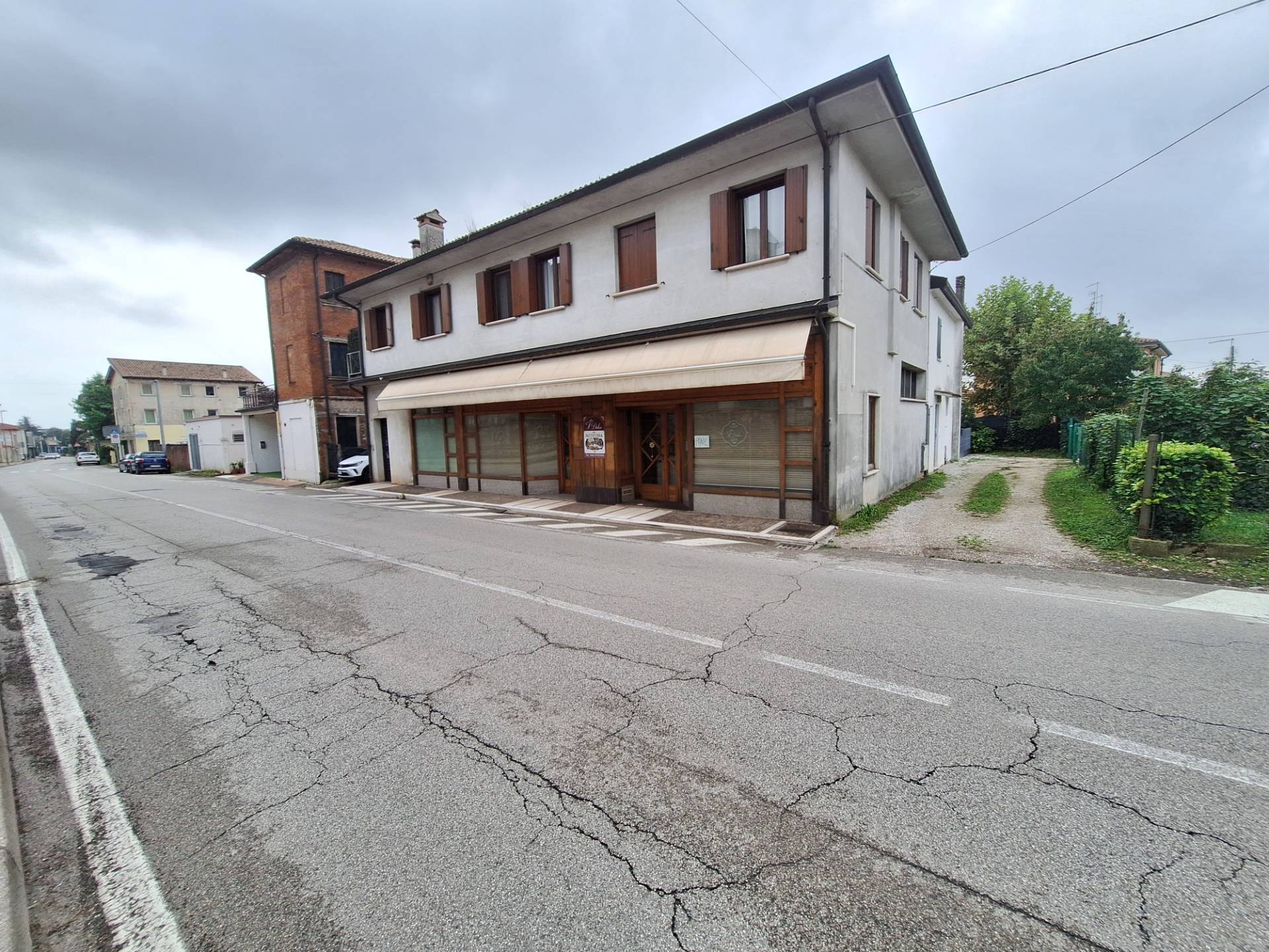 Locale commerciale in vendita a Montebelluna, Guarda