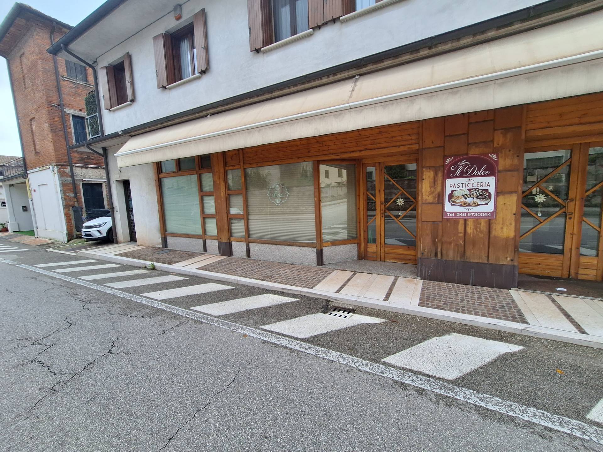 Locale commerciale in vendita a Montebelluna, Guarda