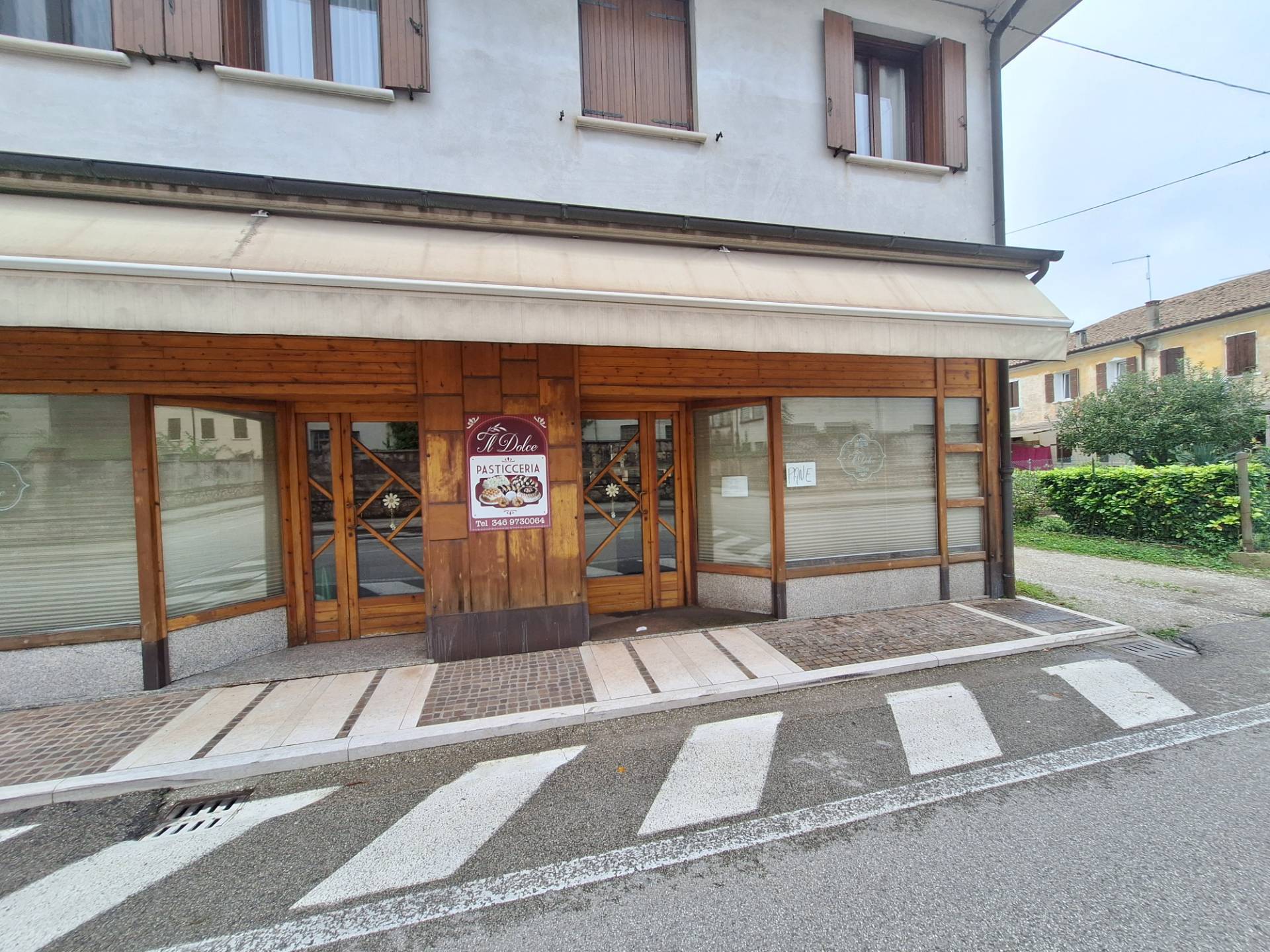 Locale commerciale in vendita a Montebelluna, Guarda
