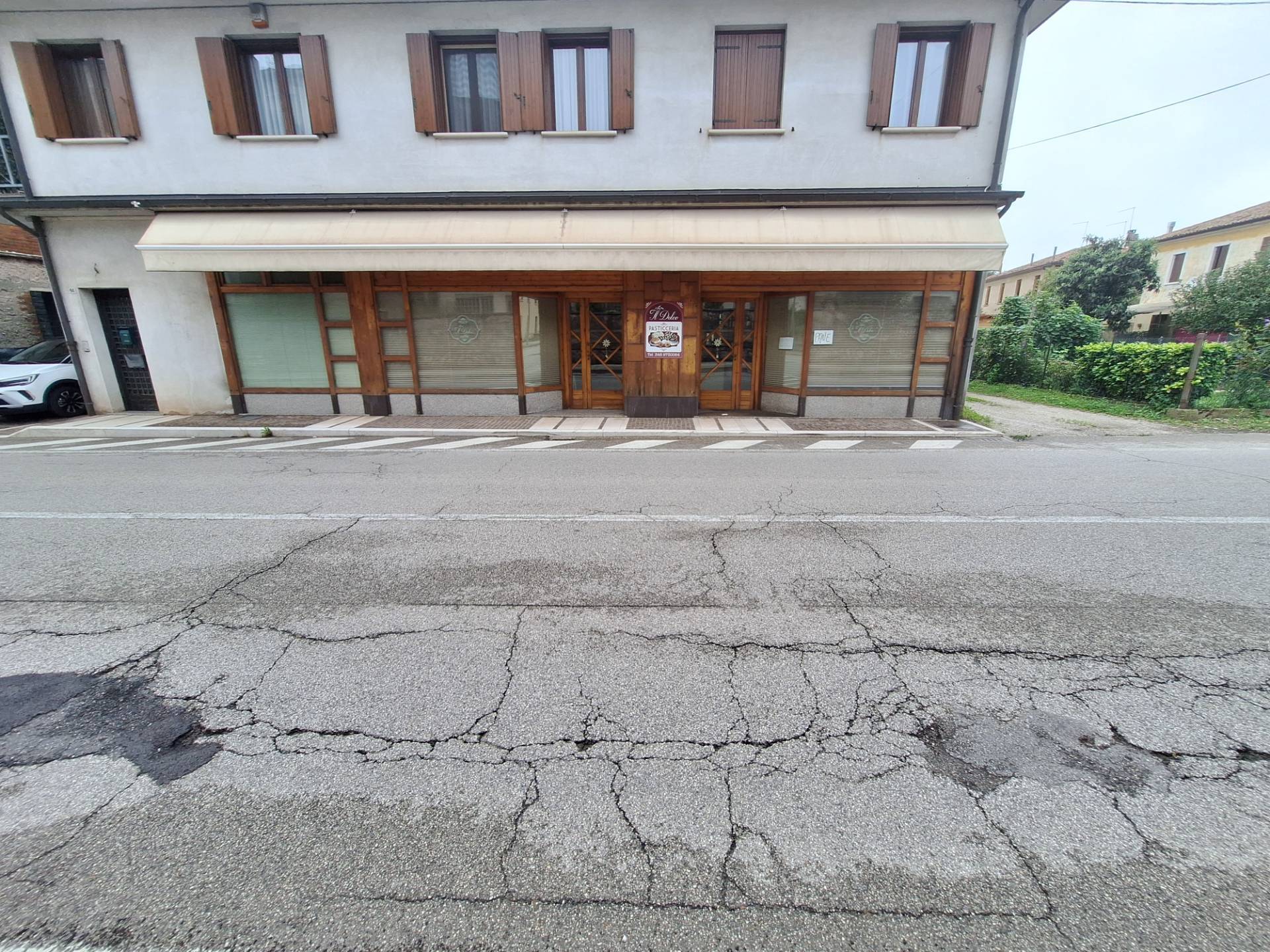 Locale commerciale in vendita a Montebelluna, Guarda