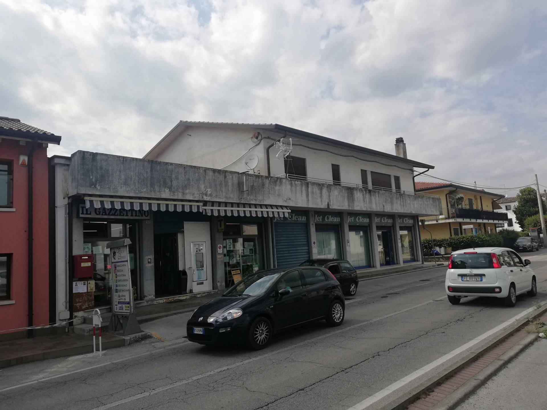 Locale commerciale in vendita a Montebelluna, Contea