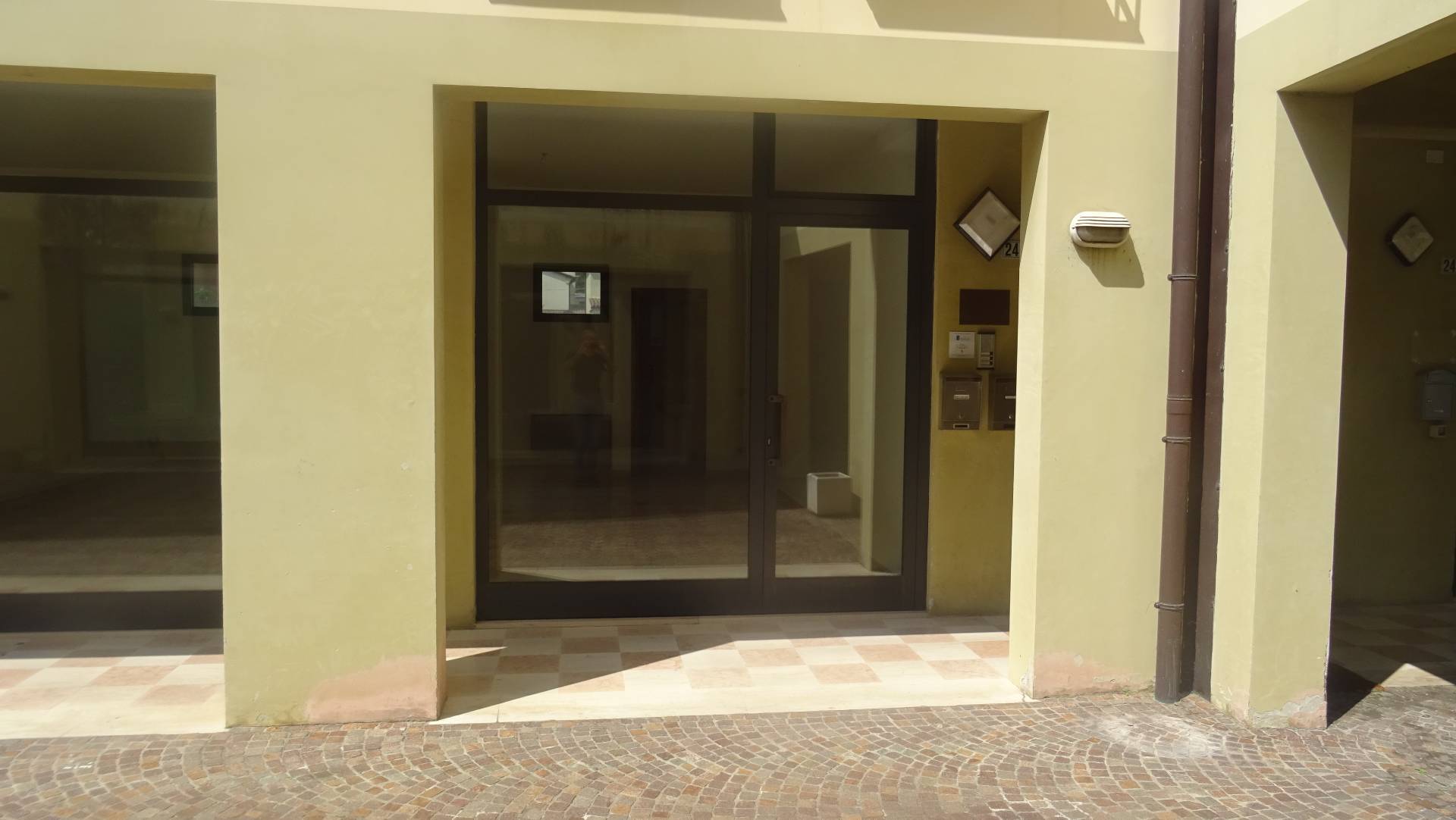 Locale commerciale in vendita a Caerano di San Marco