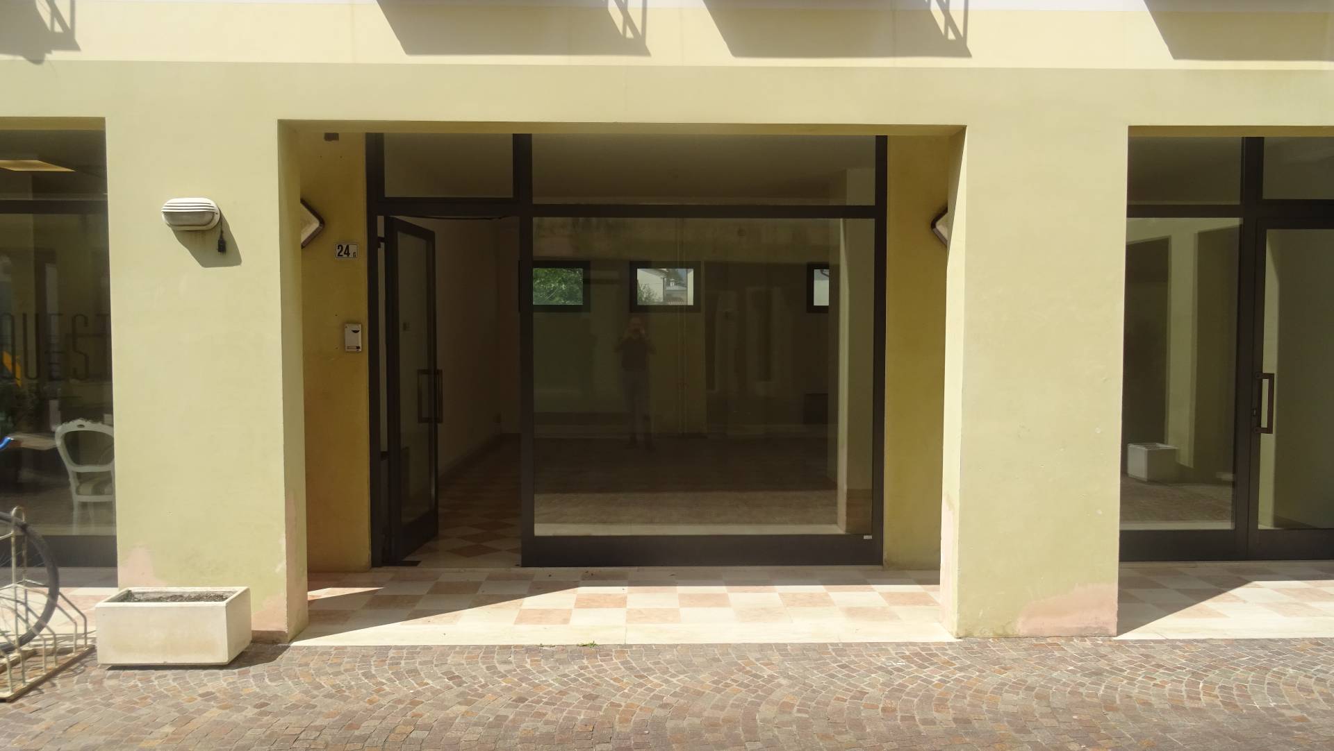 Locale commerciale in vendita a Caerano di San Marco