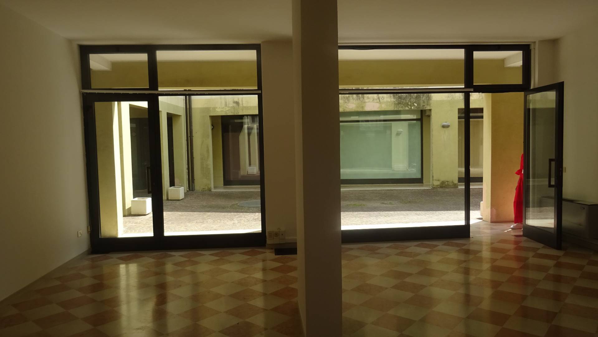 Locale commerciale in vendita a Caerano di San Marco