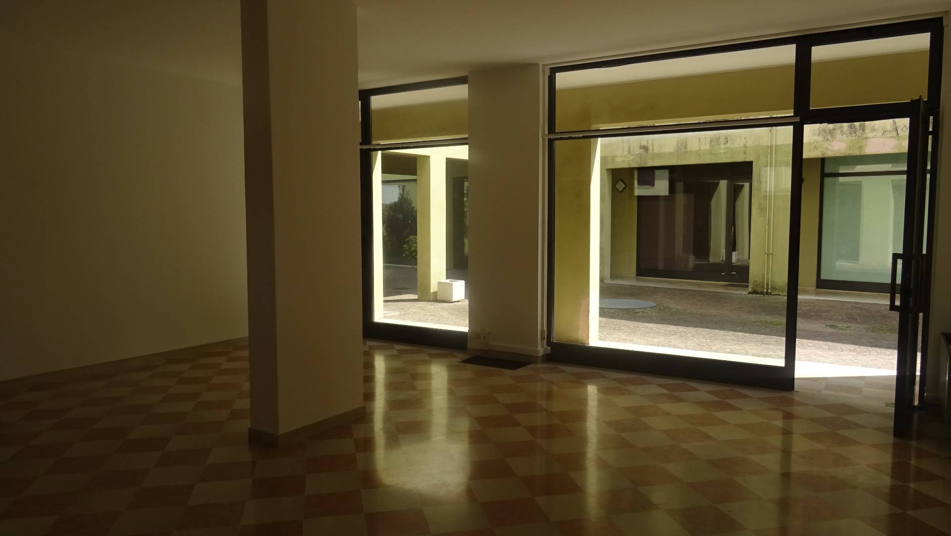 Locale commerciale in vendita a Caerano di San Marco