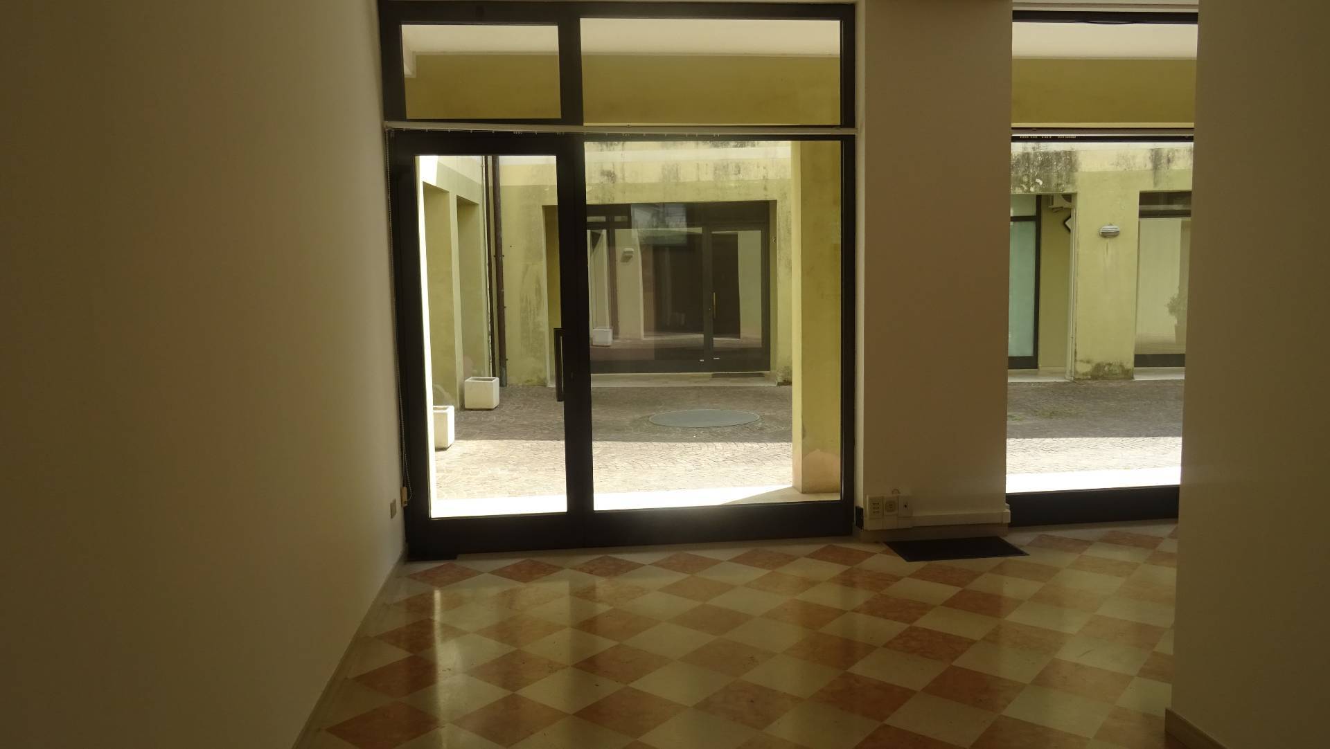 Locale commerciale in vendita a Caerano di San Marco