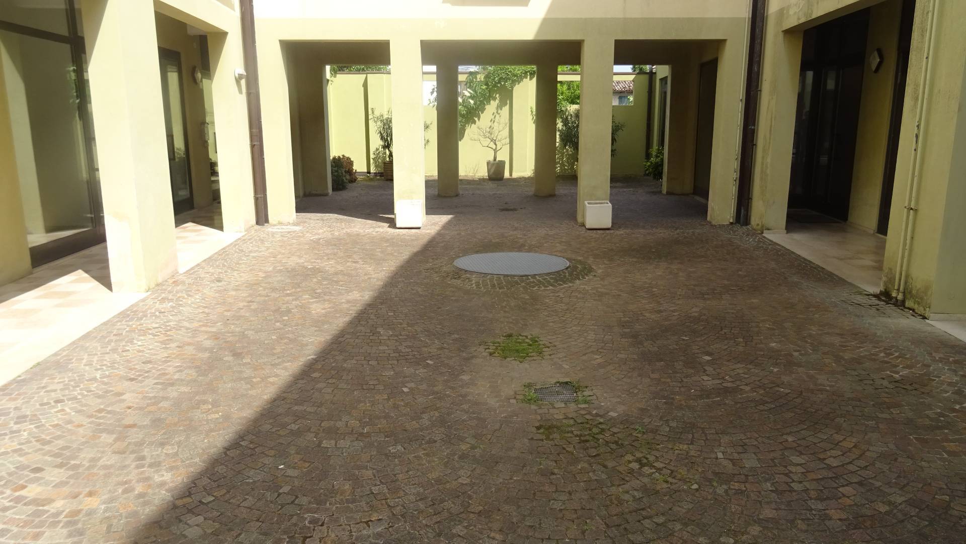 Locale commerciale in vendita a Caerano di San Marco