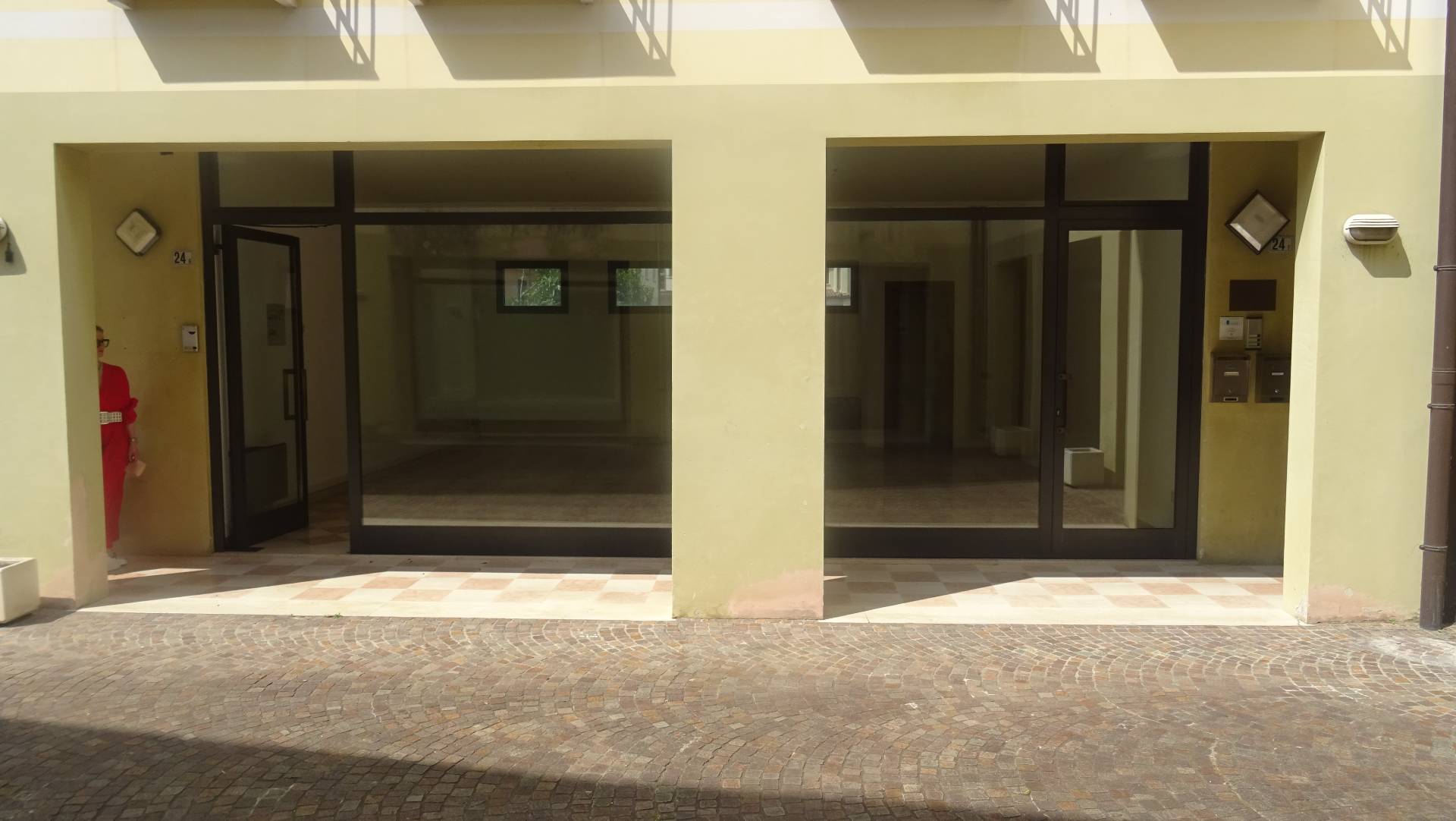 Locale commerciale in vendita a Caerano di San Marco