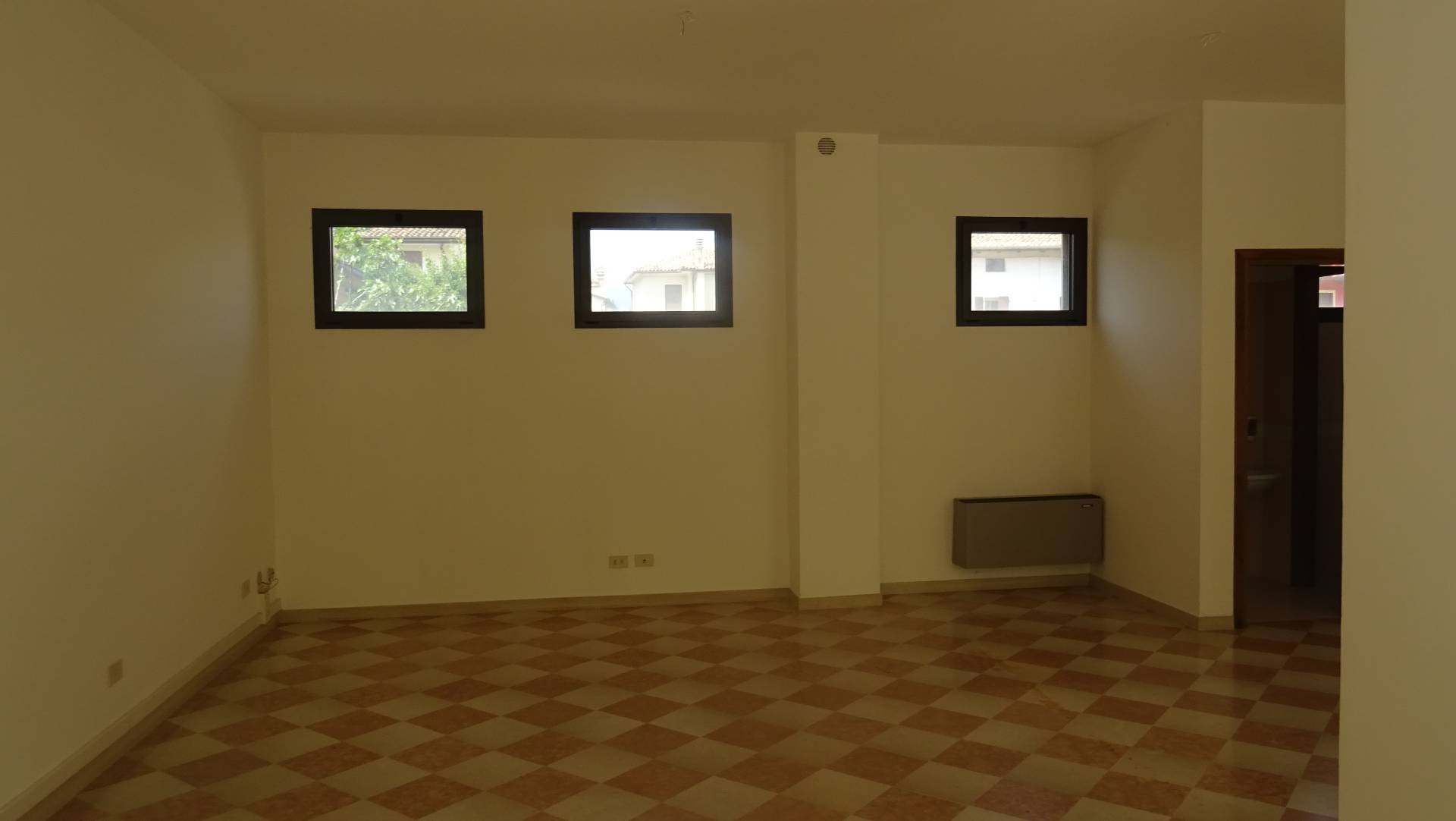 Locale commerciale in vendita a Caerano di San Marco