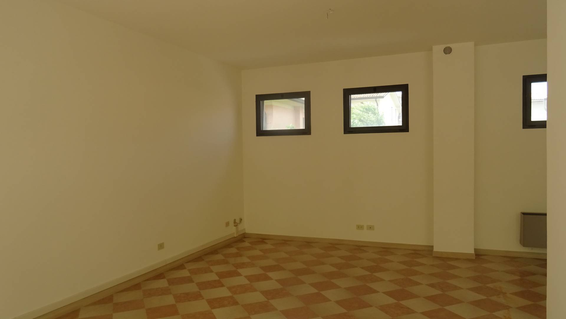 Locale commerciale in vendita a Caerano di San Marco