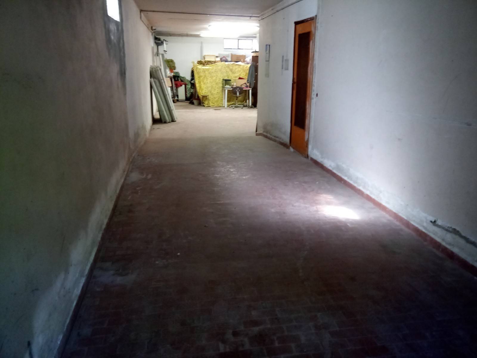 Locale commerciale in affitto a Nova Milanese