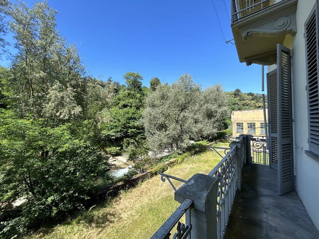 Edificio commerciale o terziario in vendita a Strona