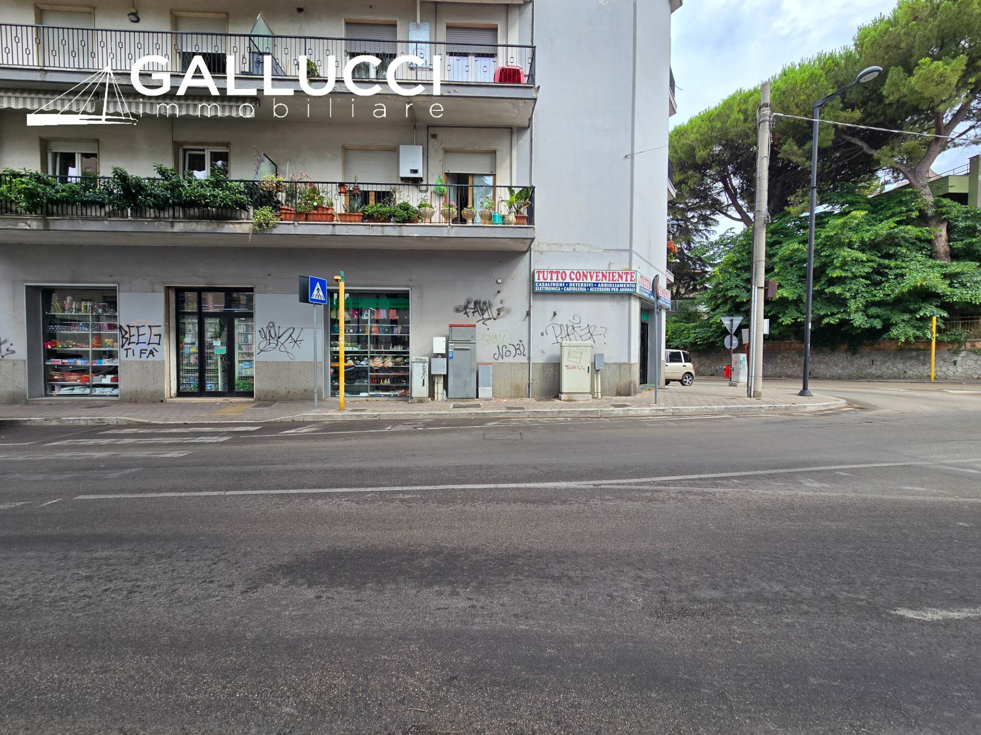 Locale commerciale in vendita a Pescara, Zona Colli
