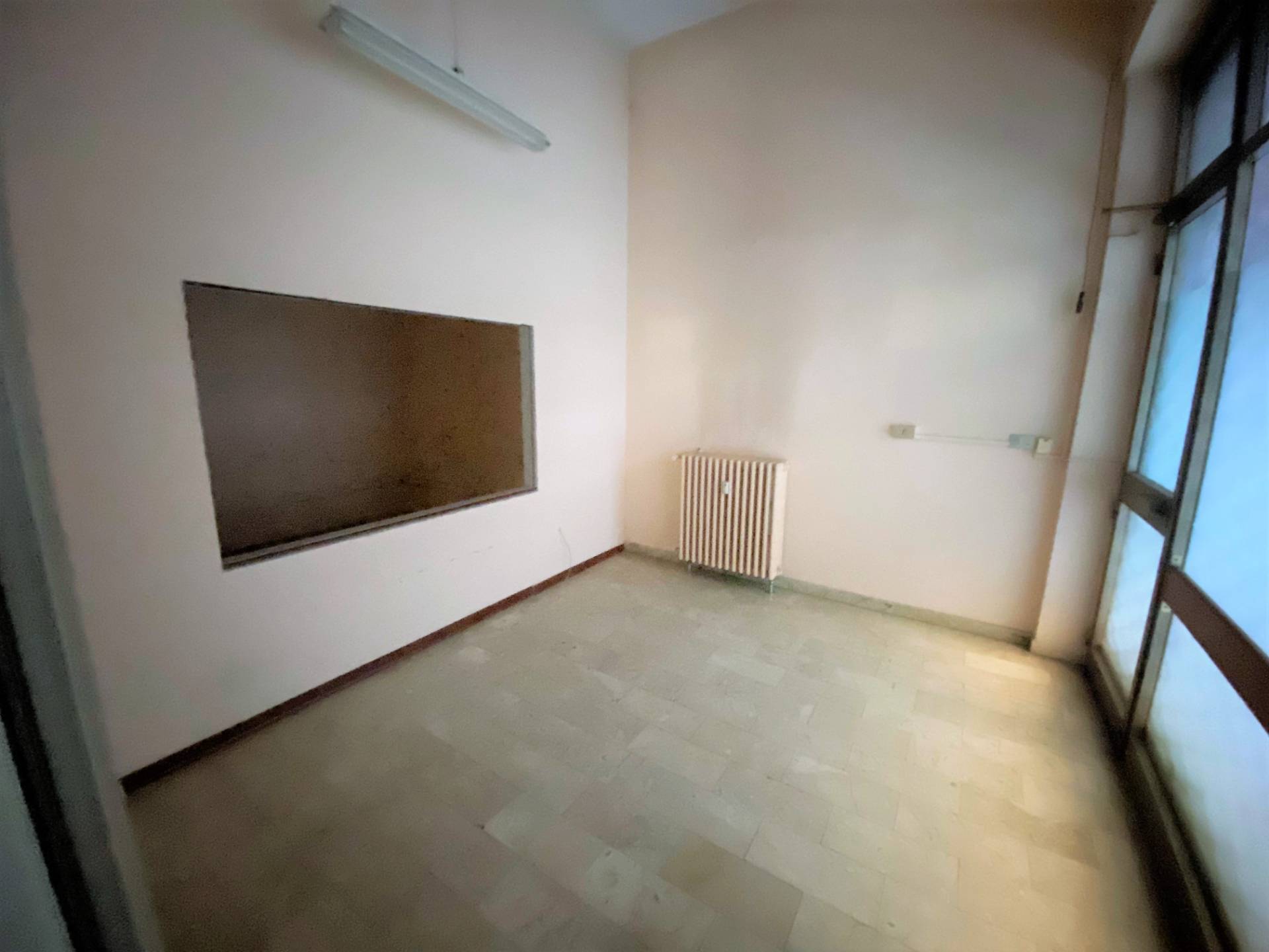 Locale commerciale in vendita a Collegno, Centro - Santa Maria