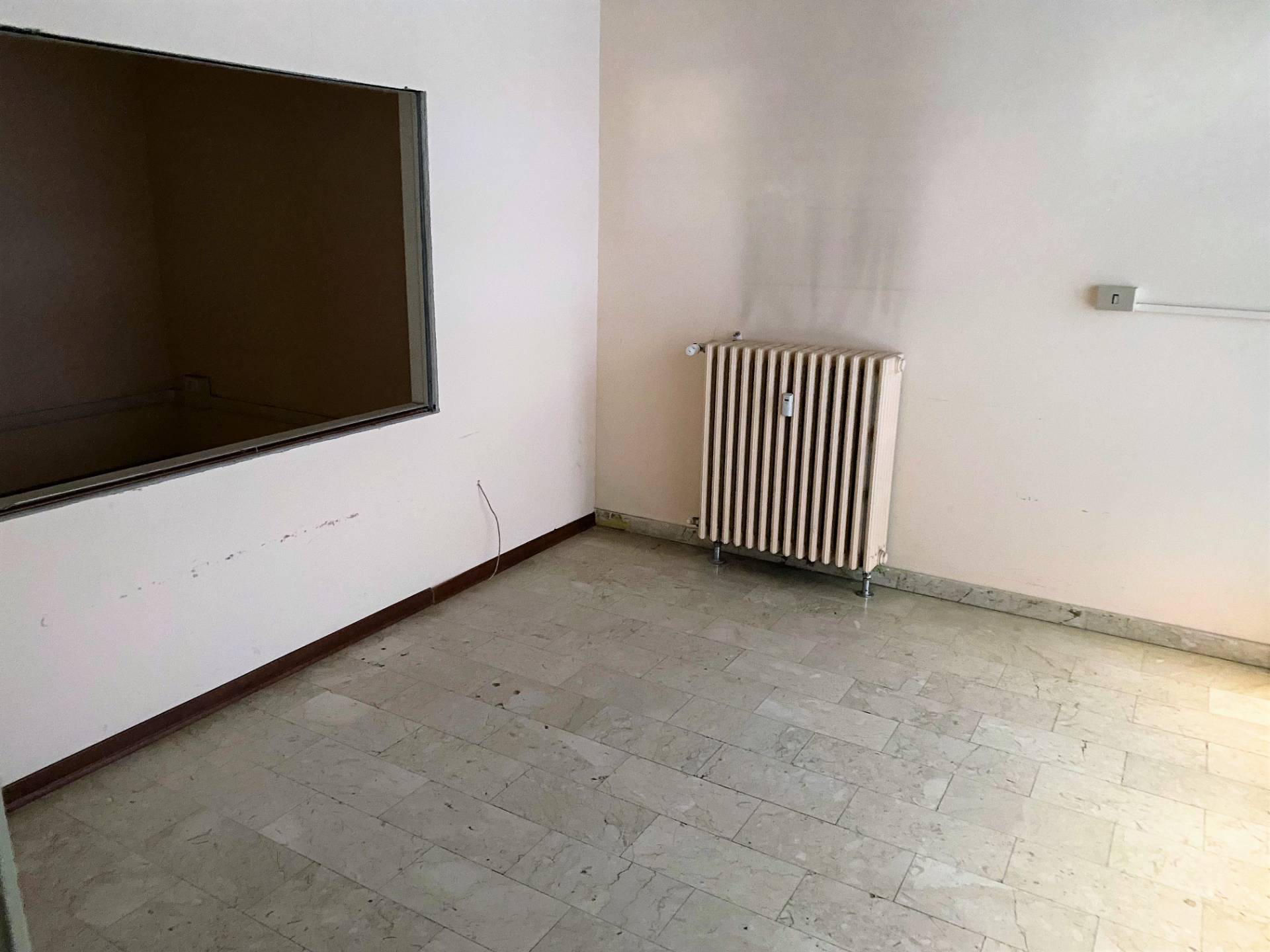 Locale commerciale in vendita a Collegno, Centro - Santa Maria