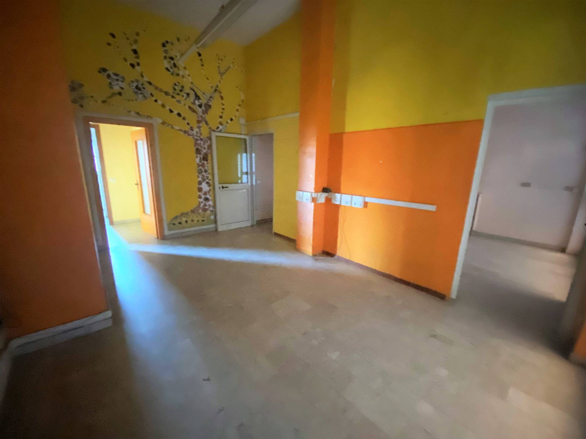 Locale commerciale in affitto a Collegno, Centro - Santa Maria