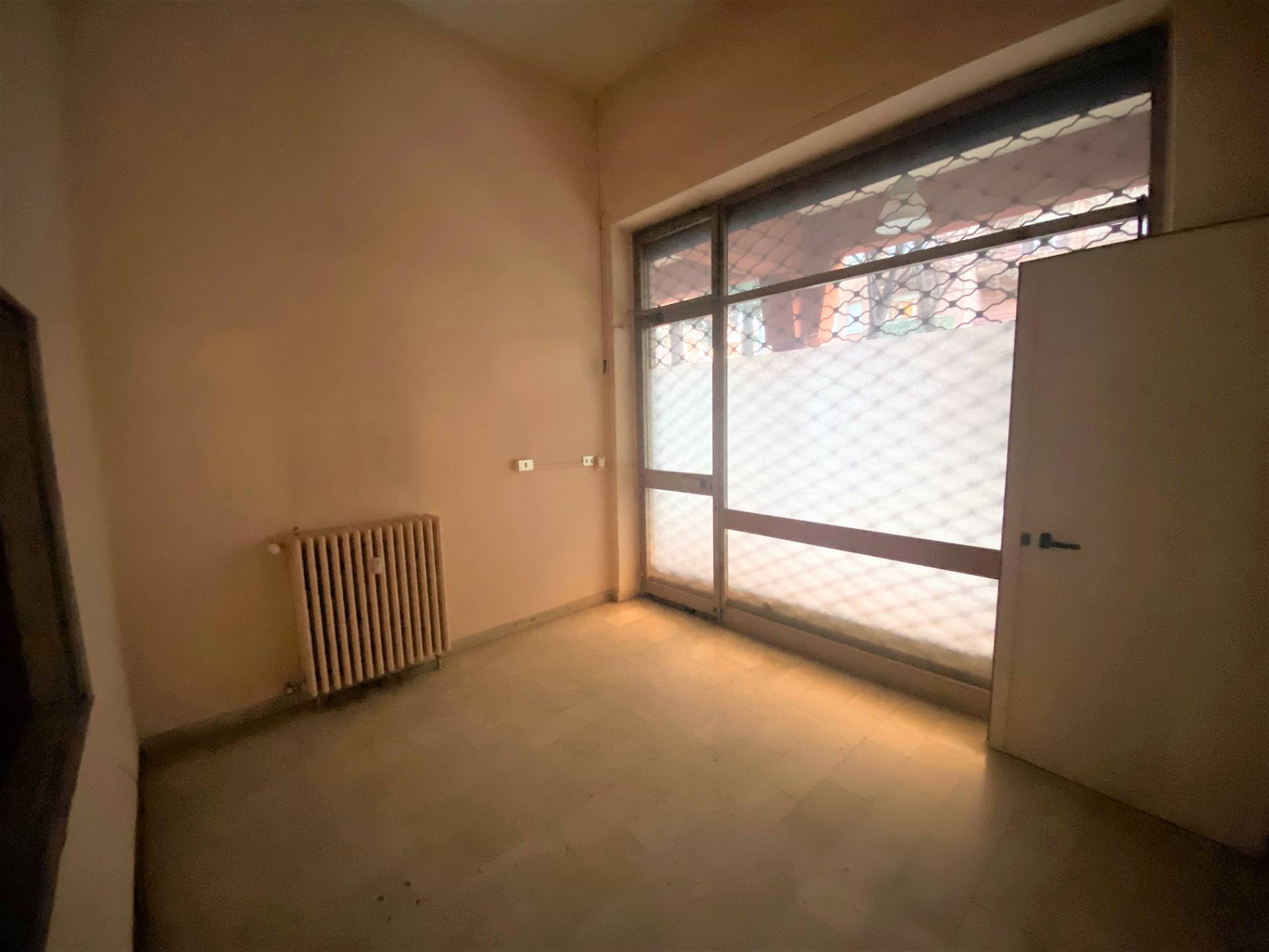 Locale commerciale in affitto a Collegno, Centro - Santa Maria