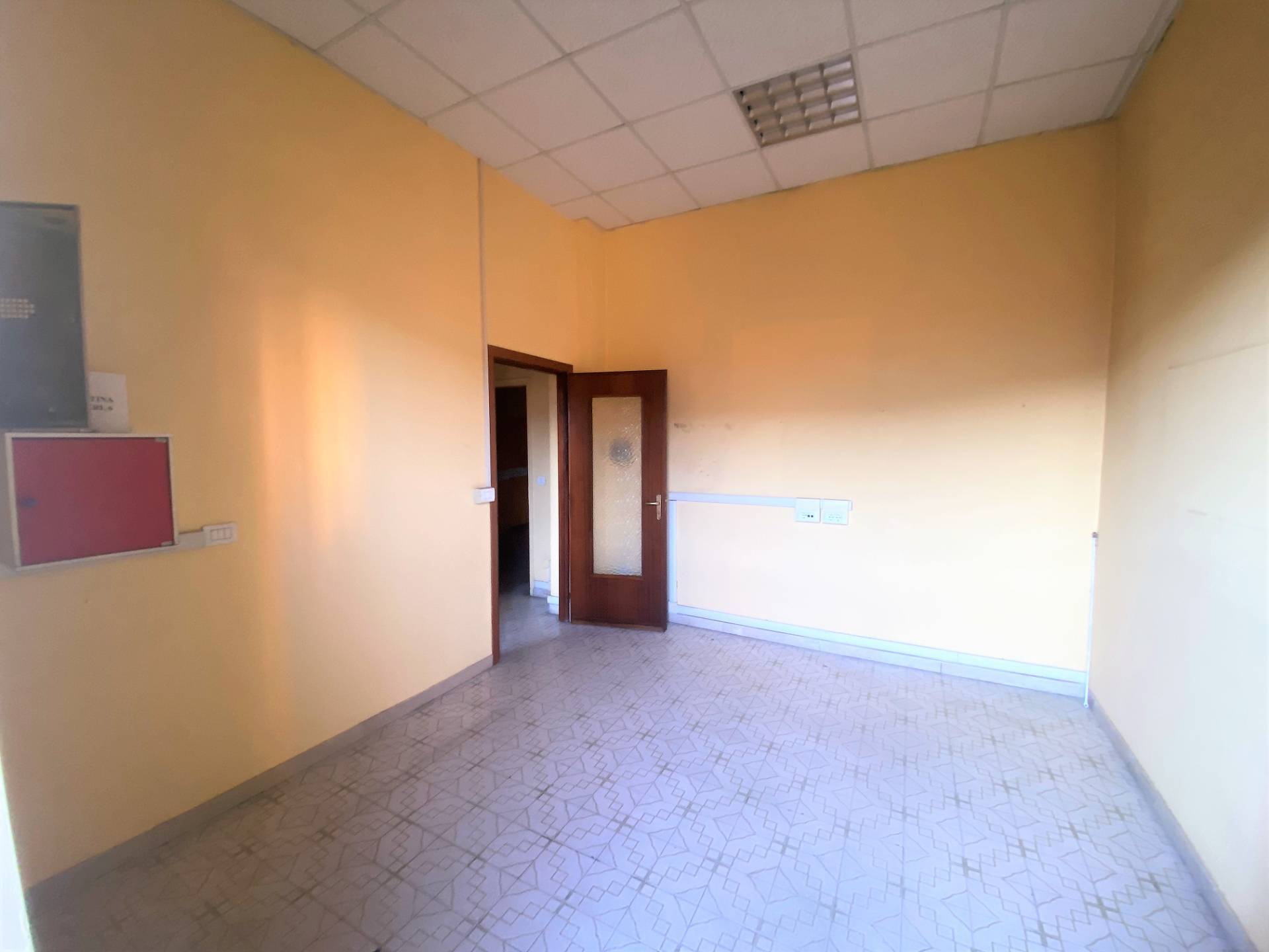 Locale commerciale in affitto a Collegno, Centro - Santa Maria